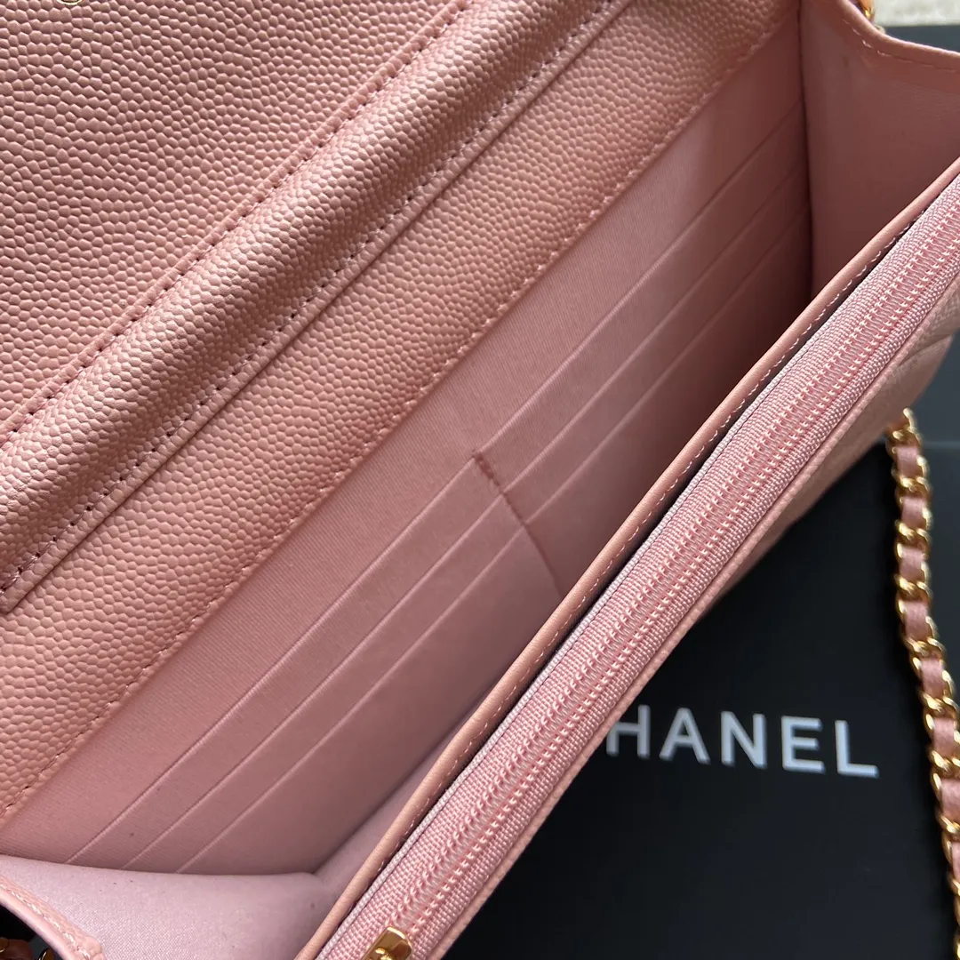 Xiaoxiang imported Italian lambskin Item No.: A0250 💰: 640 Size: w20×h13×d3.5cm Color: Pink fine ball pattern golden steel mark