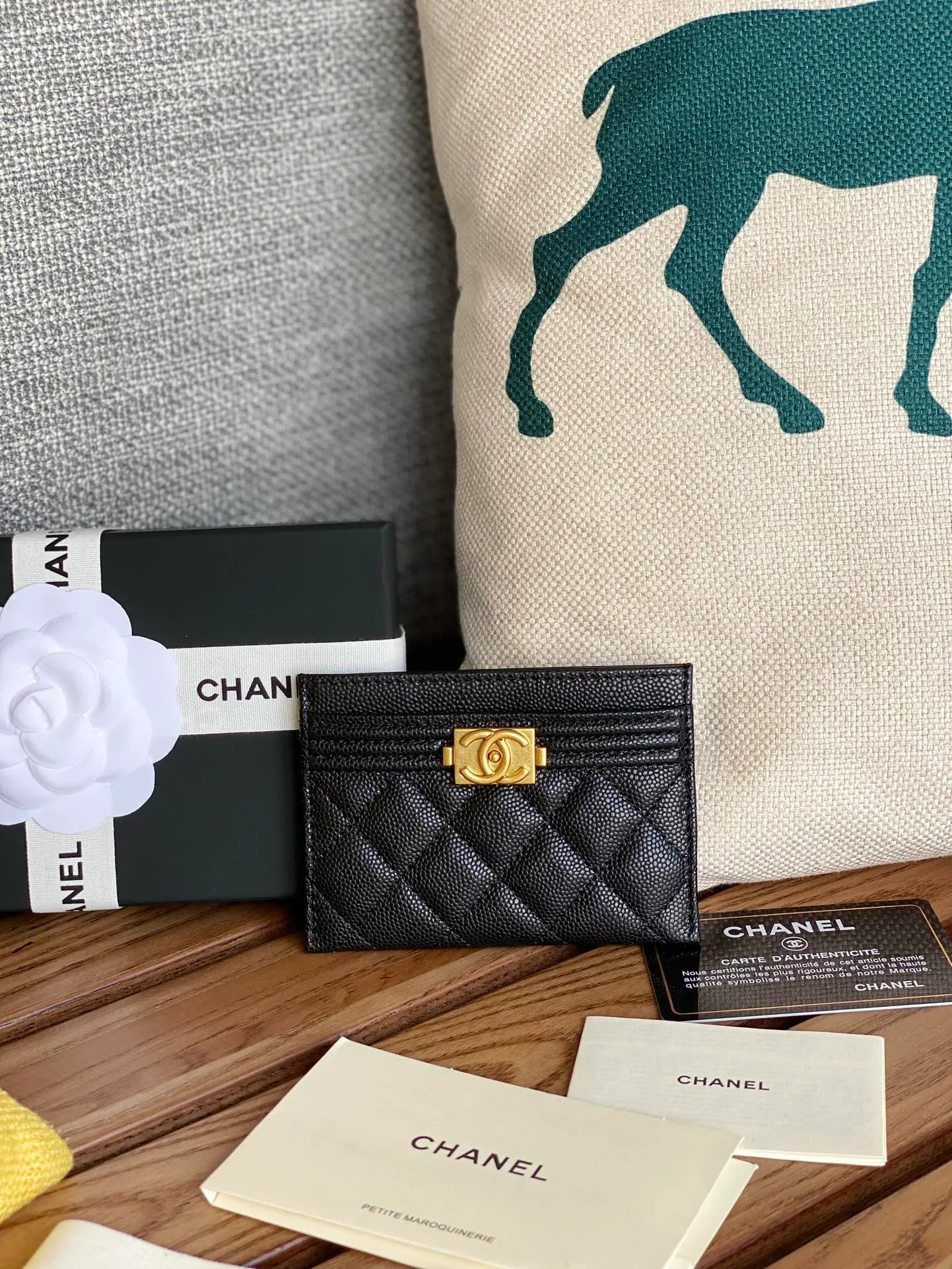 220💰CHANEL’s new leboy card holder has arrived! The imported rhombus pattern is very attractive! The retro gold buckle has an old-fashioned feel and is very fashionable and retro❤️This small card holder is very cost-effective, and you can also put some change in the three card slots👍Model number: 84431 Size: 11×7.5×1cm