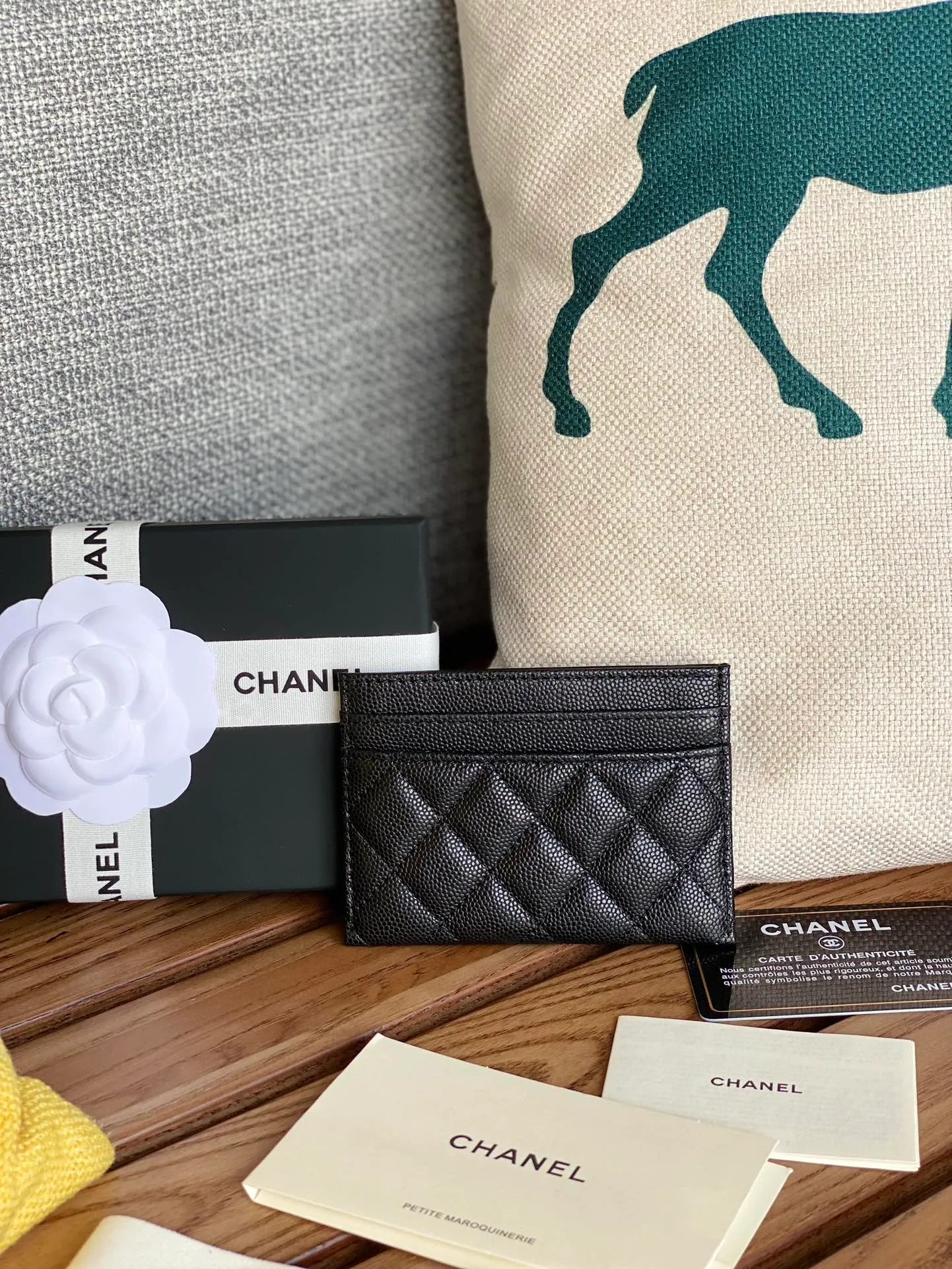 220💰CHANEL’s new leboy card holder has arrived! The imported rhombus pattern is very attractive! The retro gold buckle has an old-fashioned feel and is very fashionable and retro❤️This small card holder is very cost-effective, and you can also put some change in the three card slots👍Model number: 84431 Size: 11×7.5×1cm
