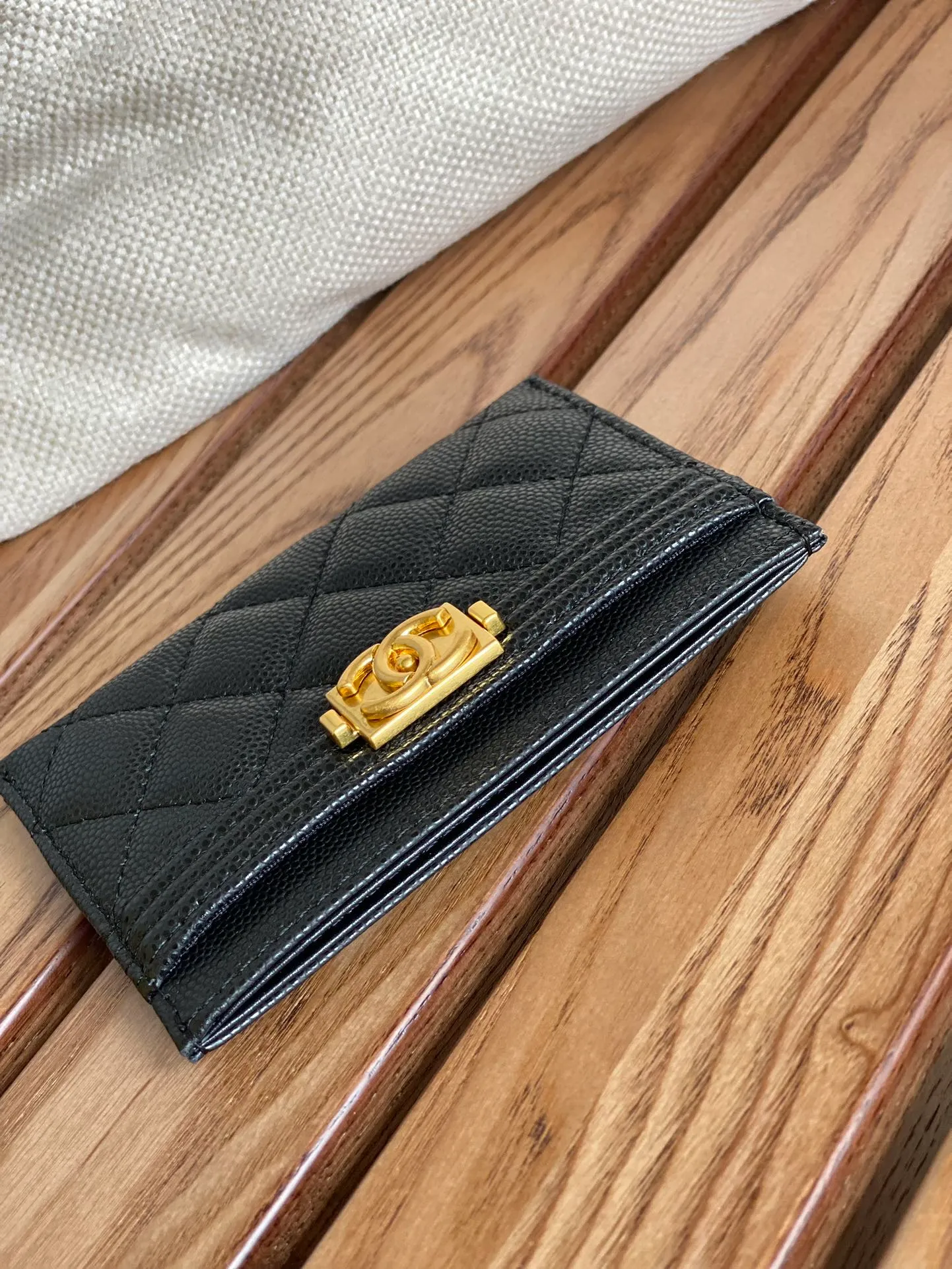 220💰CHANEL’s new leboy card holder has arrived! The imported rhombus pattern is very attractive! The retro gold buckle has an old-fashioned feel and is very fashionable and retro❤️This small card holder is very cost-effective, and you can also put some change in the three card slots👍Model number: 84431 Size: 11×7.5×1cm