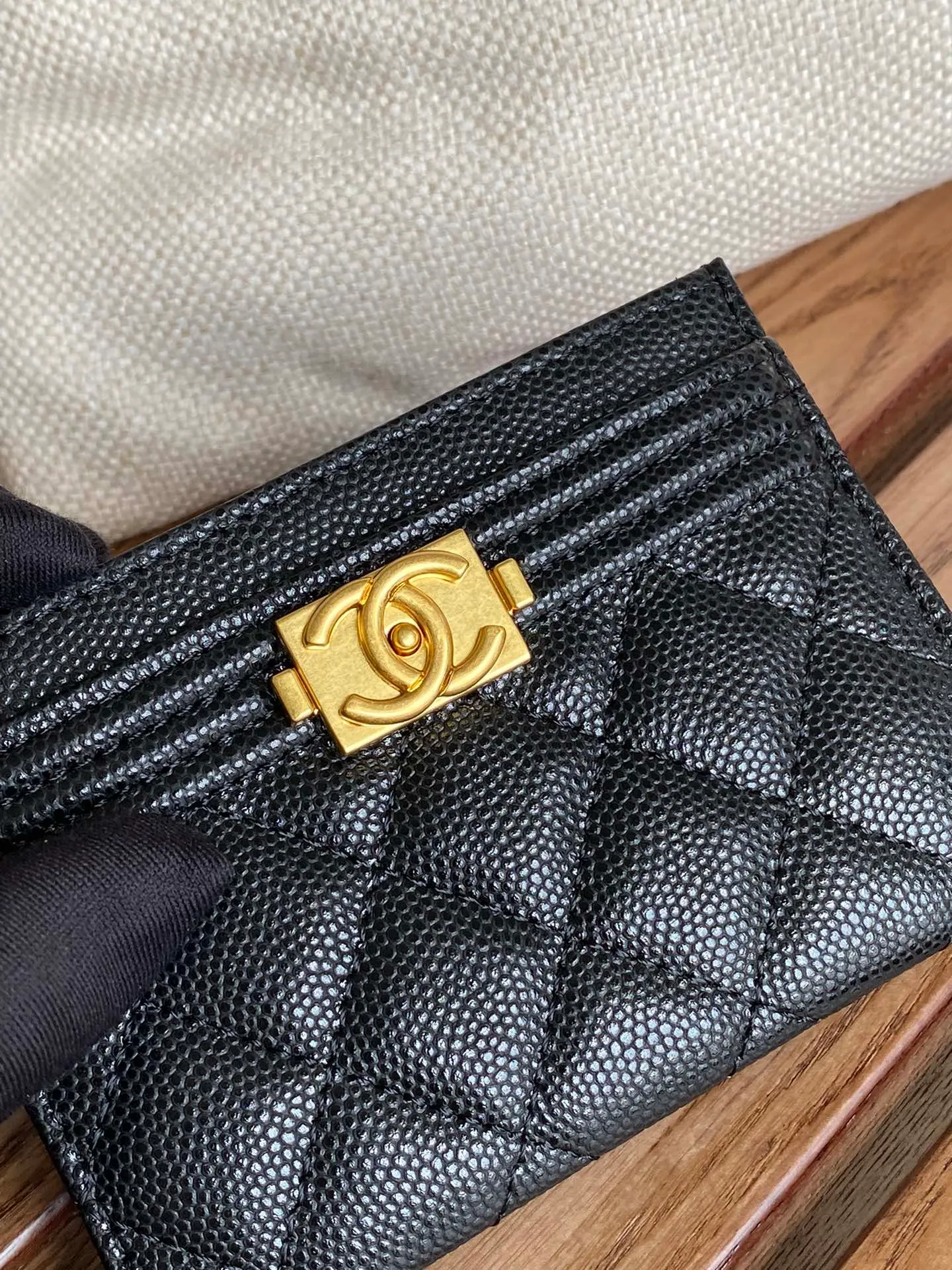 220💰CHANEL’s new leboy card holder has arrived! The imported rhombus pattern is very attractive! The retro gold buckle has an old-fashioned feel and is very fashionable and retro❤️This small card holder is very cost-effective, and you can also put some change in the three card slots👍Model number: 84431 Size: 11×7.5×1cm