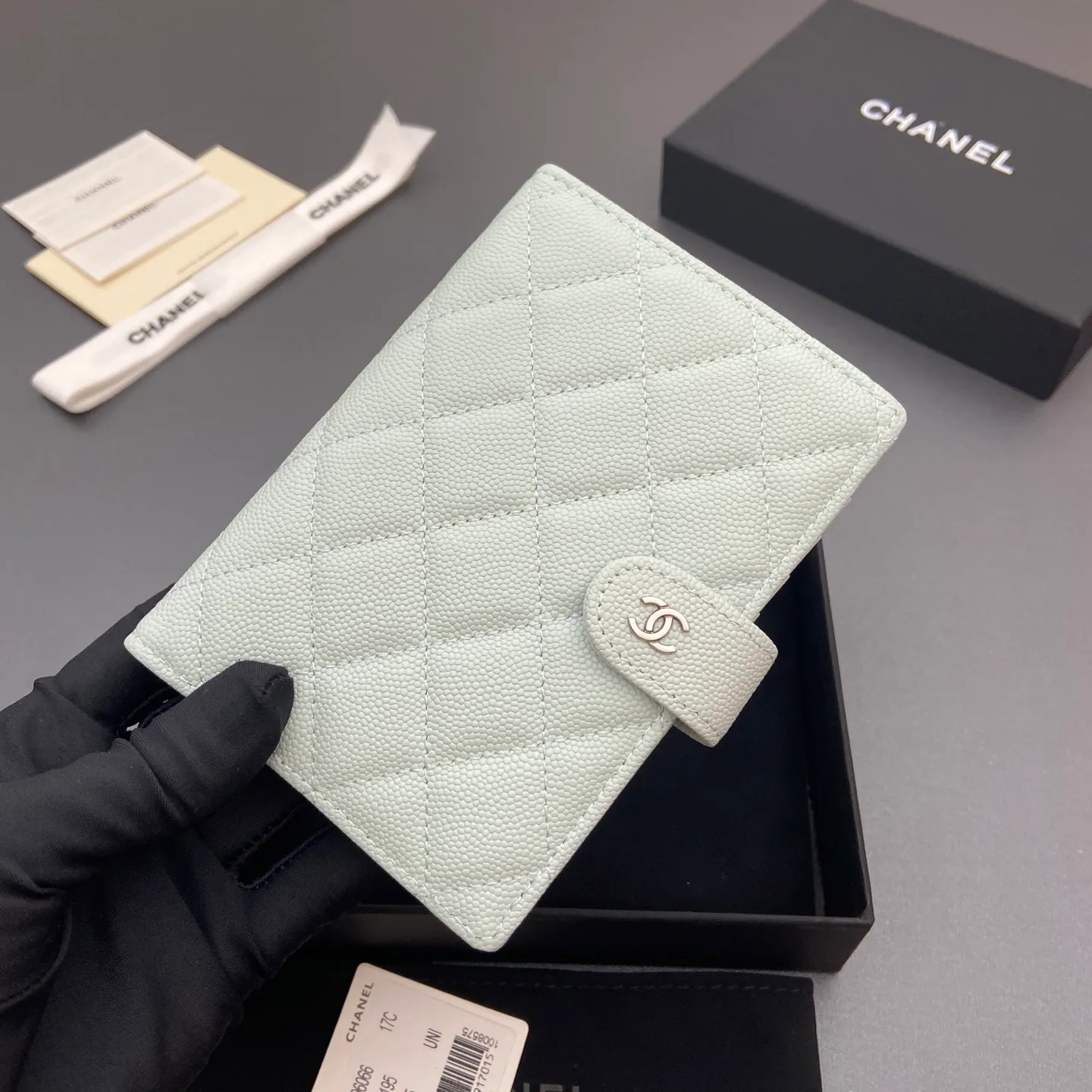[Special grade hardware original leather] ¥440 Xiaoxiang passport holder series Quilted with iconic metal logo Silver tone metal hardware, special Italian imported leather 4 card slots, 1 small zipper pocket. 1 banknote compartment, 1 passport holder card slot No.: 96066 Light blue thin ball silver buckle Size: w10×h14×d2cm