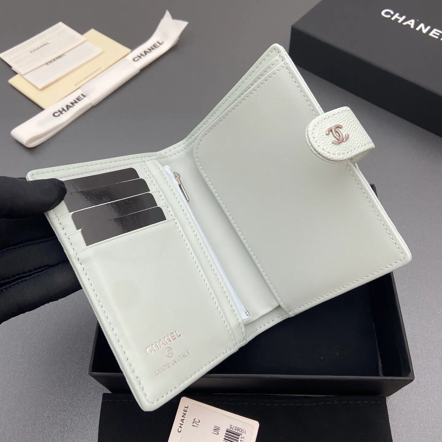 [Special grade hardware original leather] ¥440 Xiaoxiang passport holder series Quilted with iconic metal logo Silver tone metal hardware, special Italian imported leather 4 card slots, 1 small zipper pocket. 1 banknote compartment, 1 passport holder card slot No.: 96066 Light blue thin ball silver buckle Size: w10×h14×d2cm