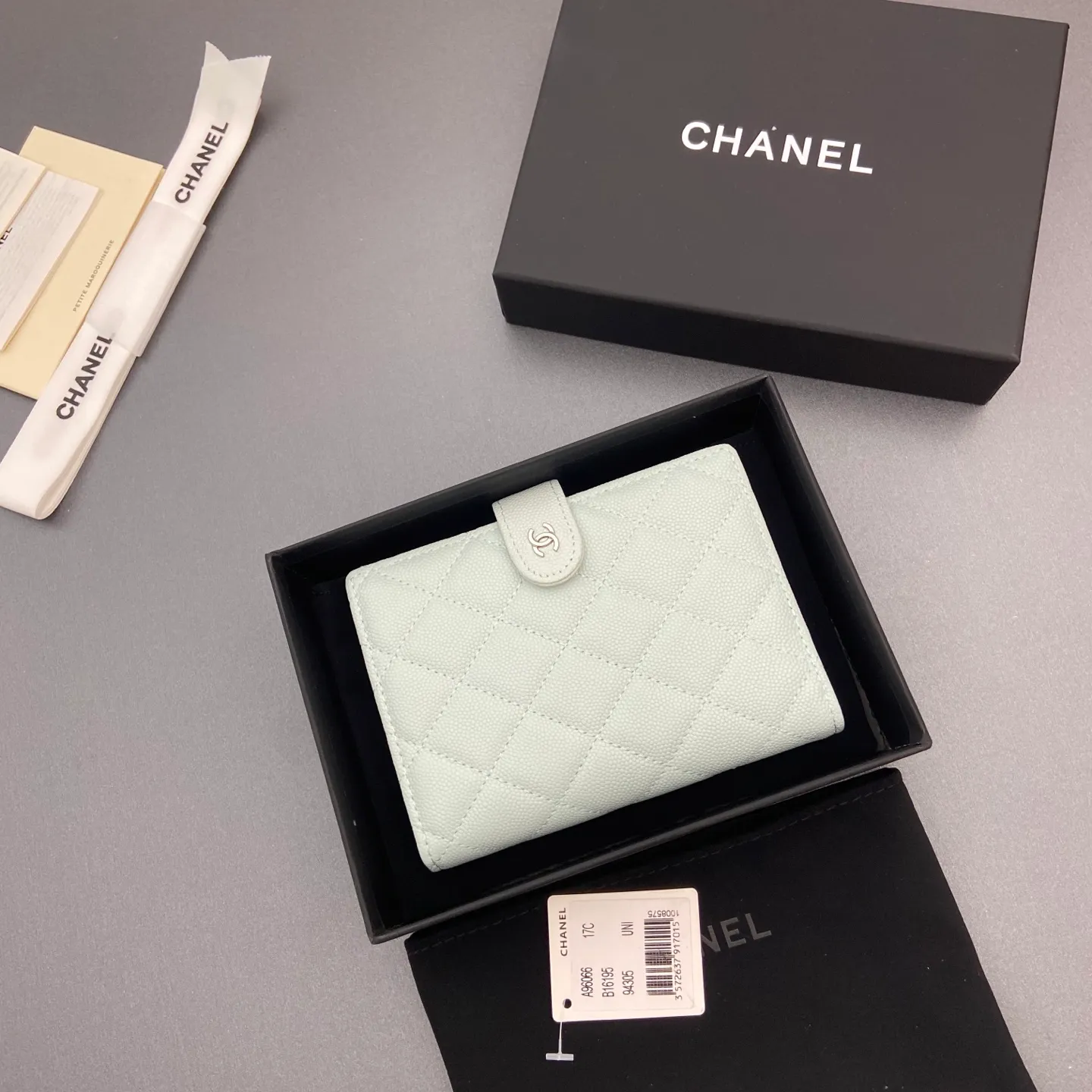 [Special grade hardware original leather] ¥440 Xiaoxiang passport holder series Quilted with iconic metal logo Silver tone metal hardware, special Italian imported leather 4 card slots, 1 small zipper pocket. 1 banknote compartment, 1 passport holder card slot No.: 96066 Light blue thin ball silver buckle Size: w10×h14×d2cm