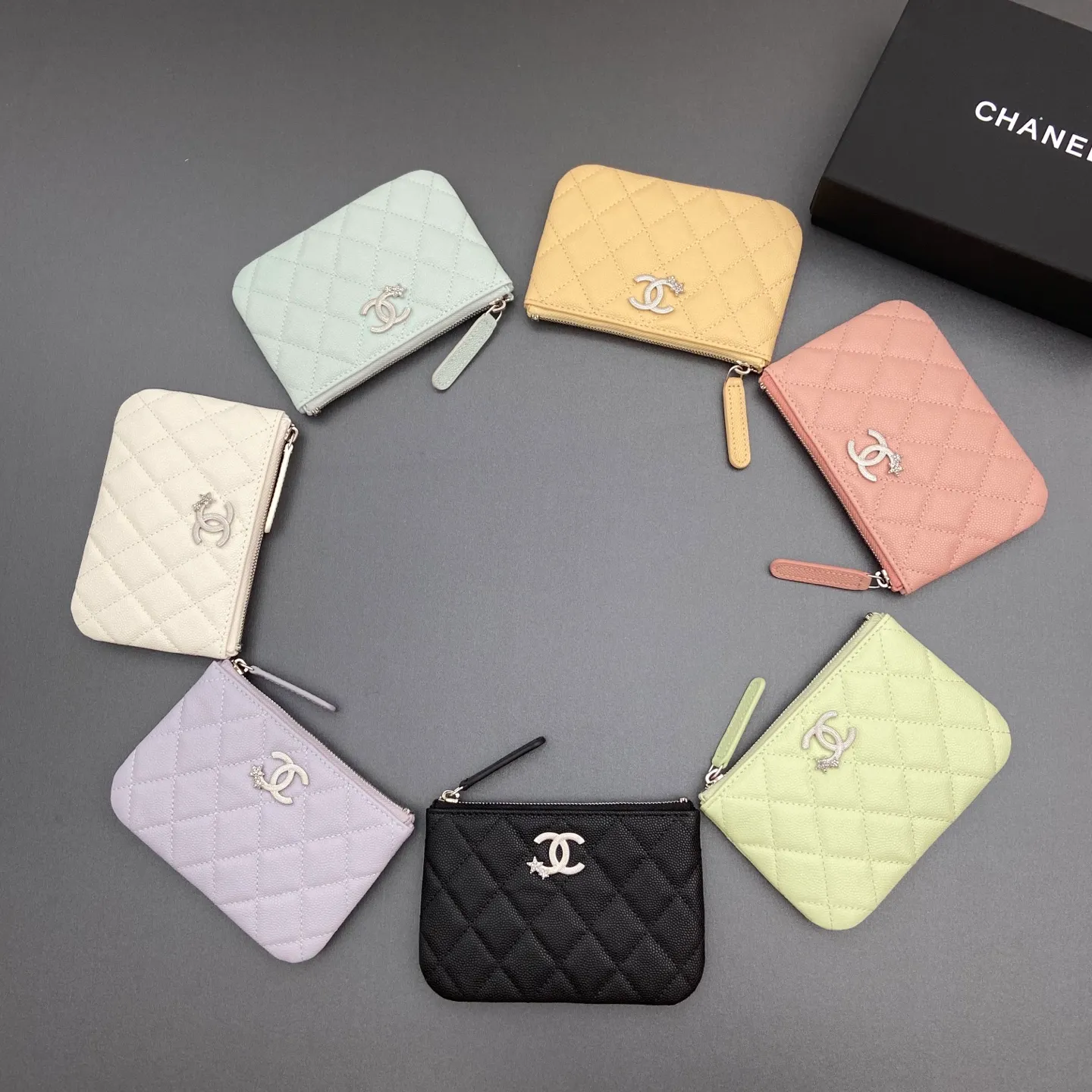 25b new series caviar cowhide with stars ⭐logo shiny blingblibg~ coin purse series Item number: A 4811 Price: 330 Size: w15×8.5cm Color: fine ball pattern silver star hardware
