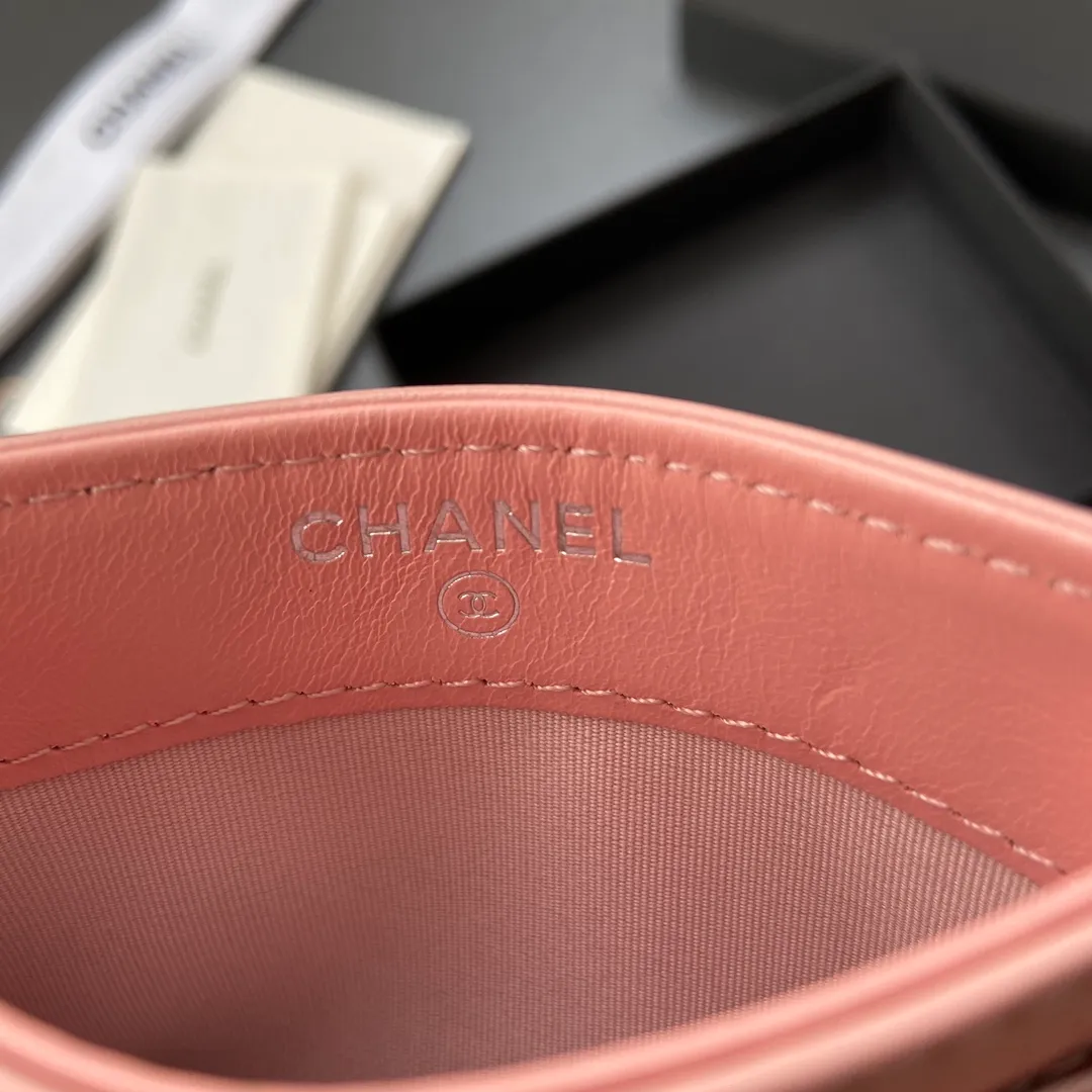 Xiaoxiang imported Italian leather Item number: 84386 Price: 260 Size: w11×h7.5cm Color: pink leather gold hardware