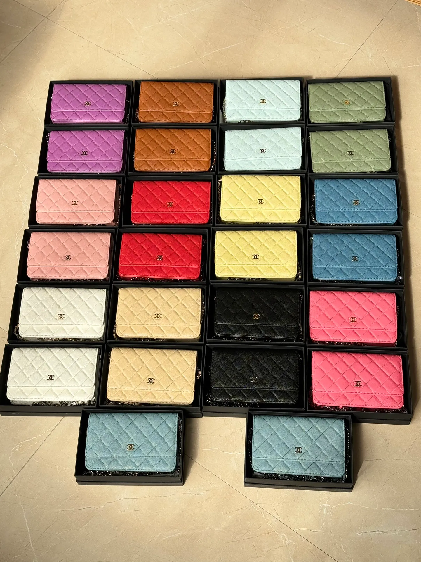 Magnetic buckle model 2050 caviar (fine ball pattern) C𝕙𝕒𝕟𝕖𝕝 entry-level classic model 𝑾𝒐𝒄 (magnetic buckle) fortune bag gold and silver thirteen colors