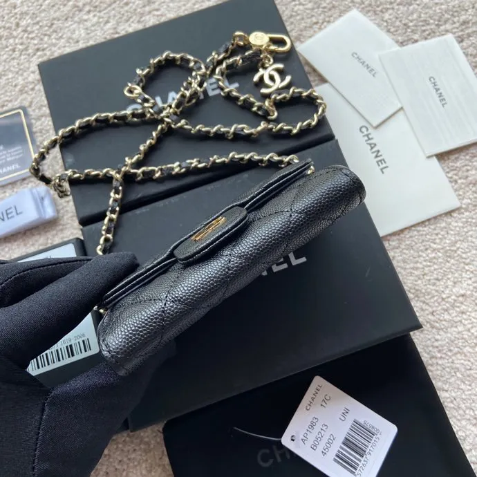 Xiaoxiang imported Italian leather Item number: AP3966/A81081 chain small card holder) Price: 420 Size: w11×h7cm Color: Black fine ball pattern gold steel mark hardware