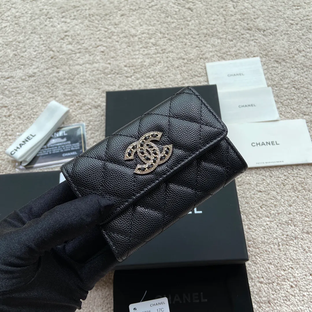 340💰Xiaoxiang imported Italian fine ball grain cowhide Item number: AP5470 Price: 370 Size: w11×h7cm Color: black ball grain diamond hardware
