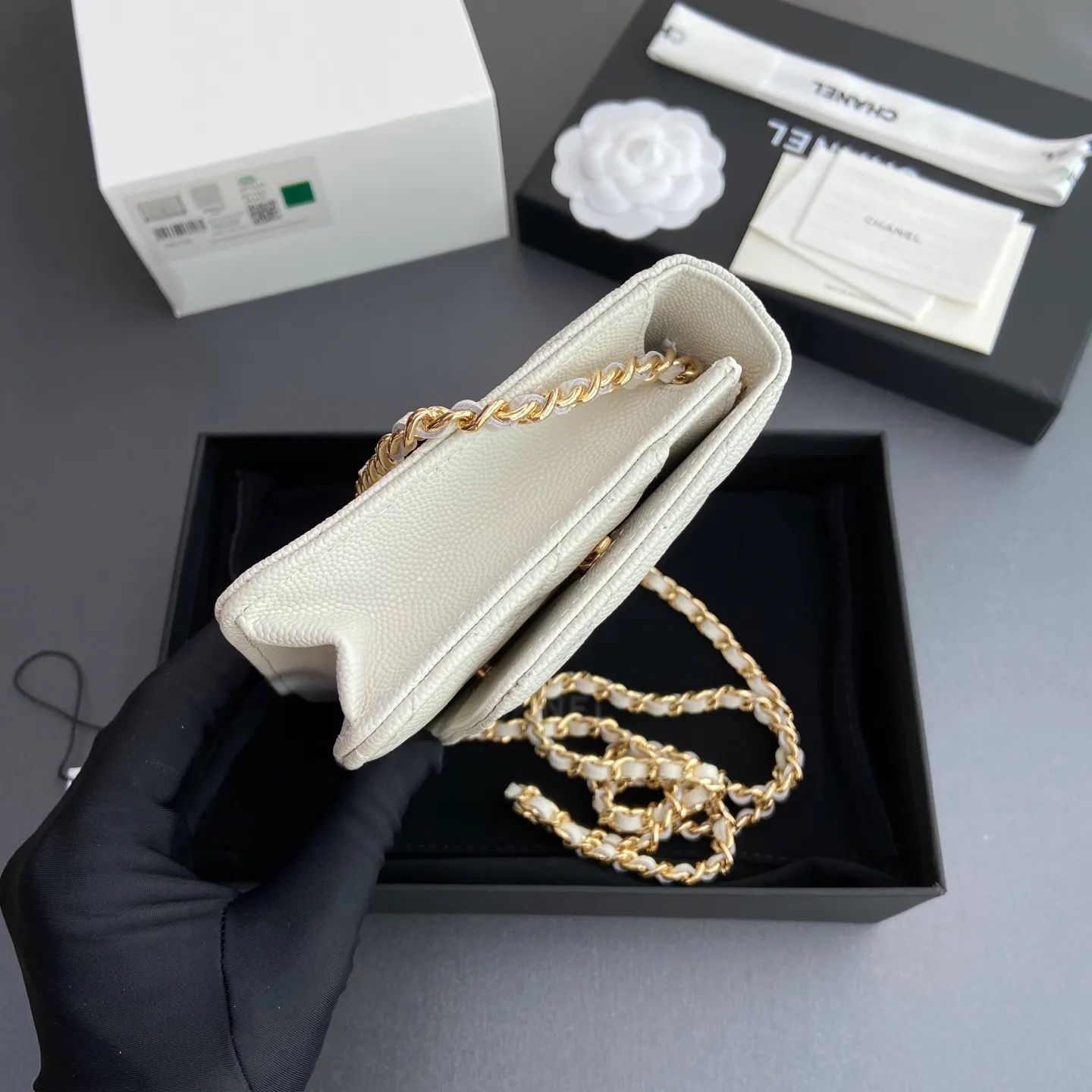 Xiaoxiang imported Italian lambskin [upgraded version] Item number: AP8482 💰700 Size: w20×h13×d3.5cm Color: white fine ball pattern golden steel mark