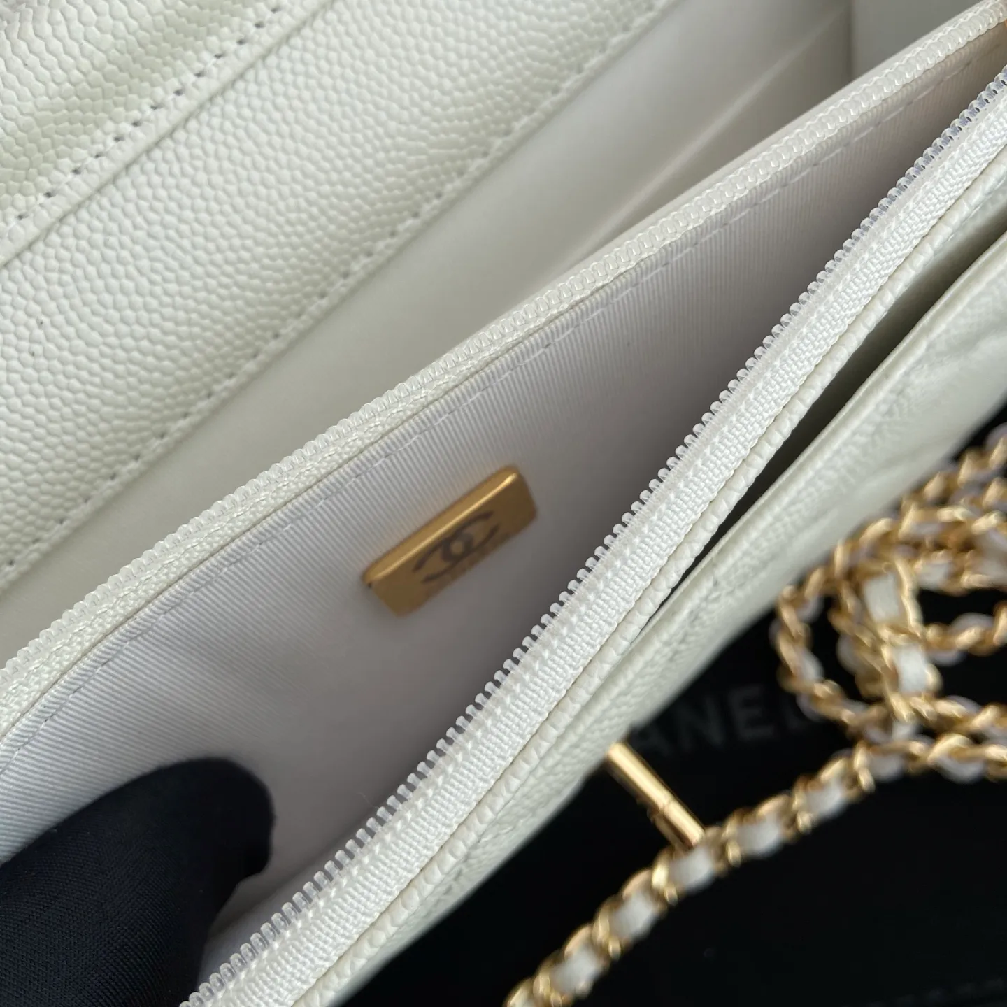 Xiaoxiang imported Italian lambskin [upgraded version] Item number: AP8482 💰700 Size: w20×h13×d3.5cm Color: white fine ball pattern golden steel mark
