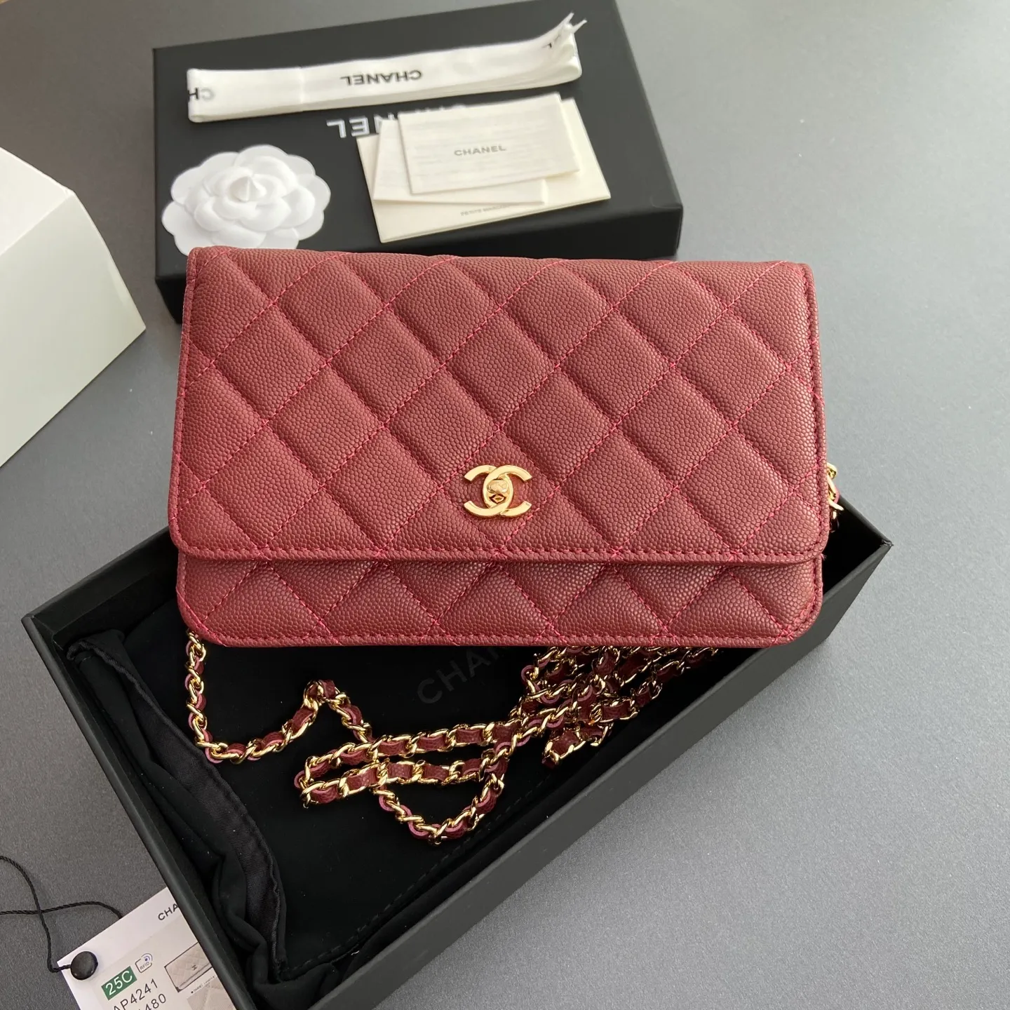 Xiaoxiang imported Italian lambskin [upgraded version] Item number: AP8482 💰700 Size: w20×h13×d3.5cm Color: burgundy fine ball pattern golden steel mark