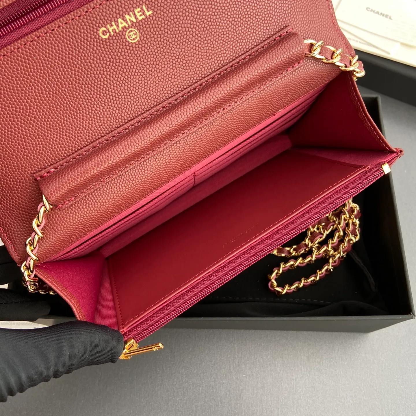 Xiaoxiang imported Italian lambskin [upgraded version] Item number: AP8482 💰700 Size: w20×h13×d3.5cm Color: burgundy fine ball pattern golden steel mark