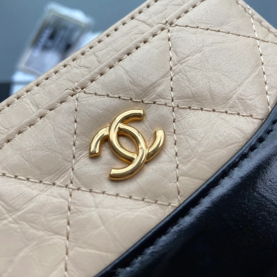 220💰Xiaoxiang imported Italian leather Item number: 84386 Size: w11×h7.5cm Color: apricot with black Gold hardware