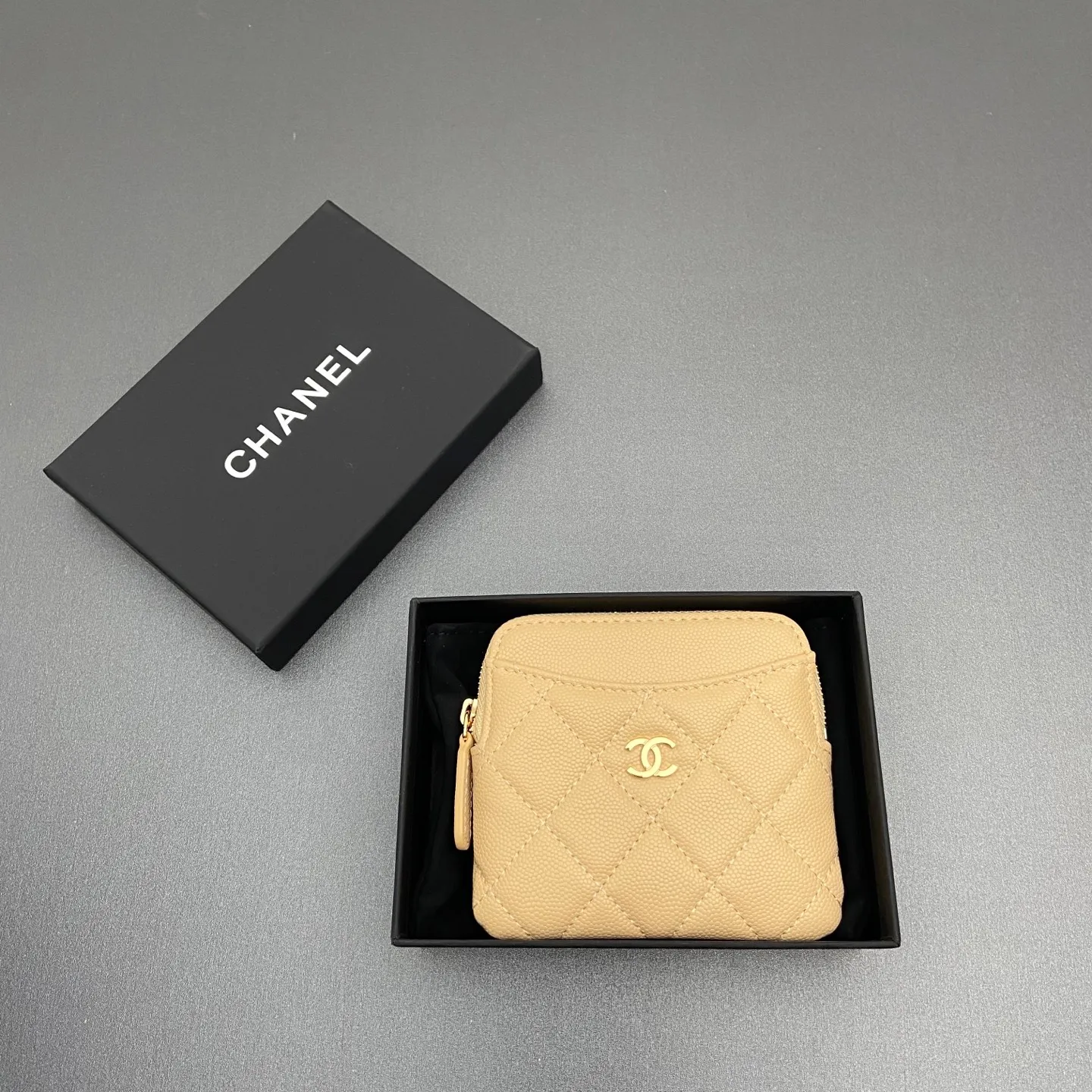 [Special grade hardware original leather] ¥380 Xiaoxiang small zipper bag card holder series Quilted card holder/wallet with iconic metal logo Gold tone metal hardware, special Italian imported leather 5 card slots, 1 small zipper bag No.: 2061 Size: w11.5×h10×d2cm