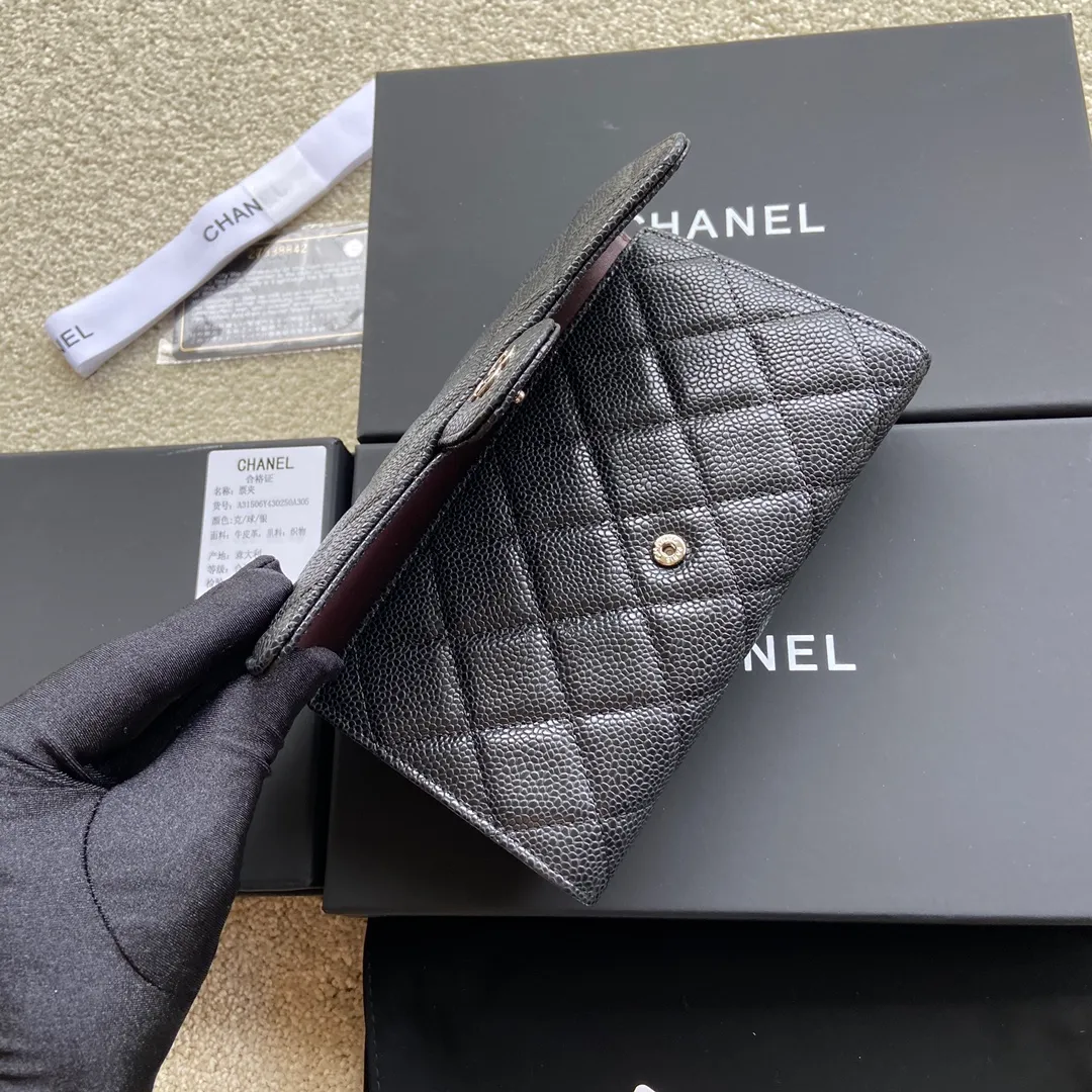 Xiaoxiang imported Italian grain cowhide, long model with 30% off 540💰 Item number: AP63012 Size: w18.5×h10cm Color: black ball pattern silver steel mark