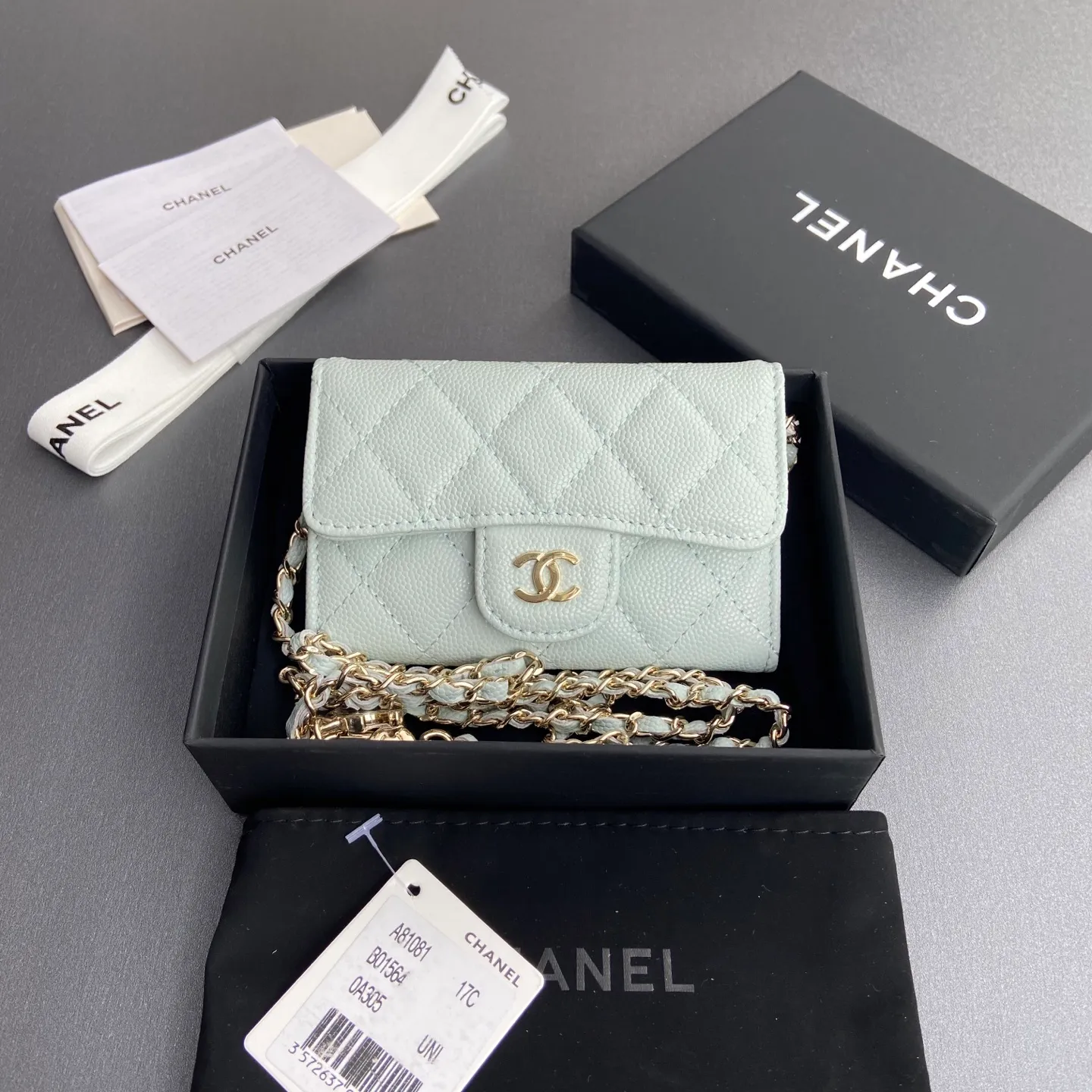 Xiaoxiang imported Italian grain cowhide Item number: A81081 (chain small card holder) Price: 420 Size: w11×h7cm Color: light blue fine ball pattern gold steel mark hardware