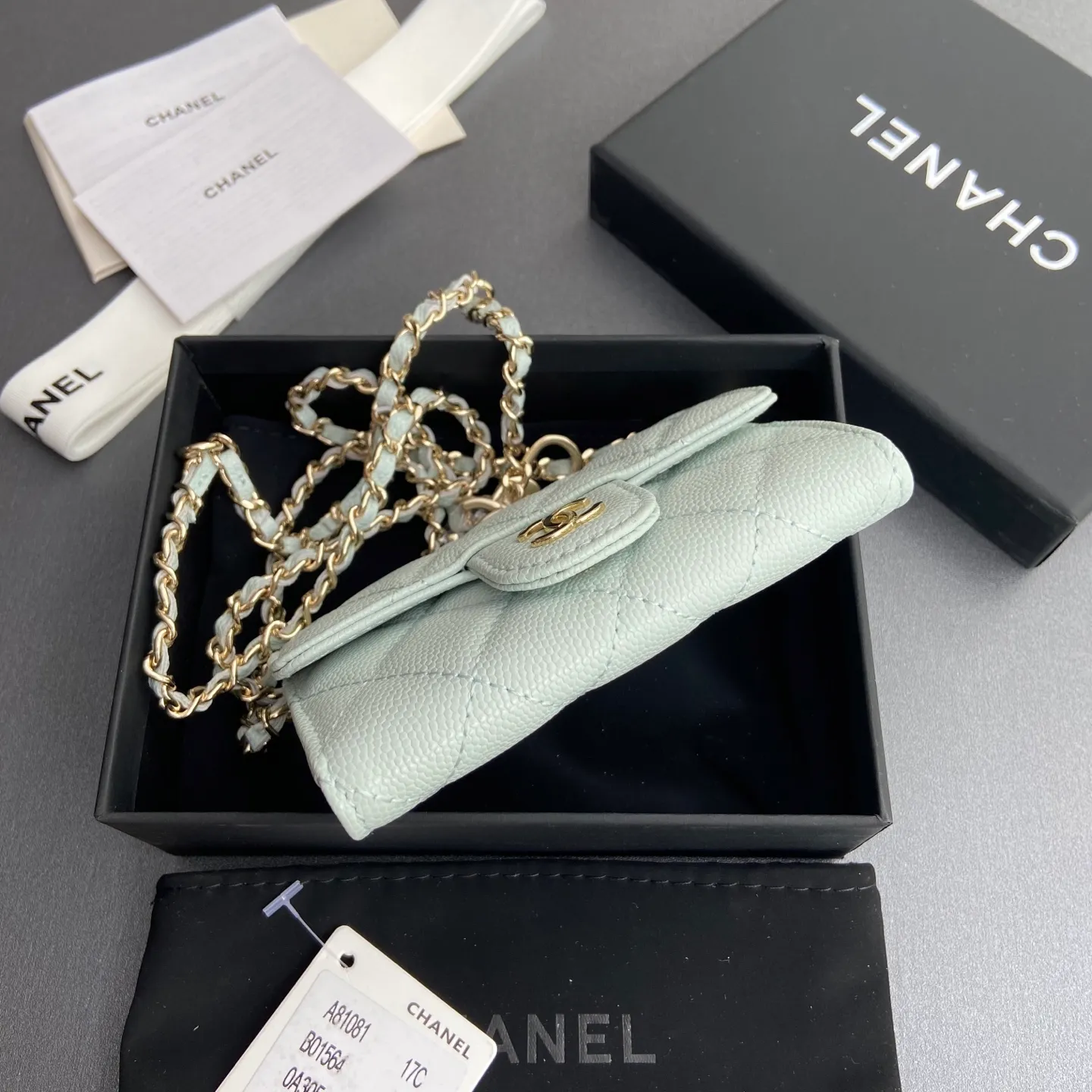 Xiaoxiang imported Italian grain cowhide Item number: A81081 (chain small card holder) Price: 420 Size: w11×h7cm Color: light blue fine ball pattern gold steel mark hardware