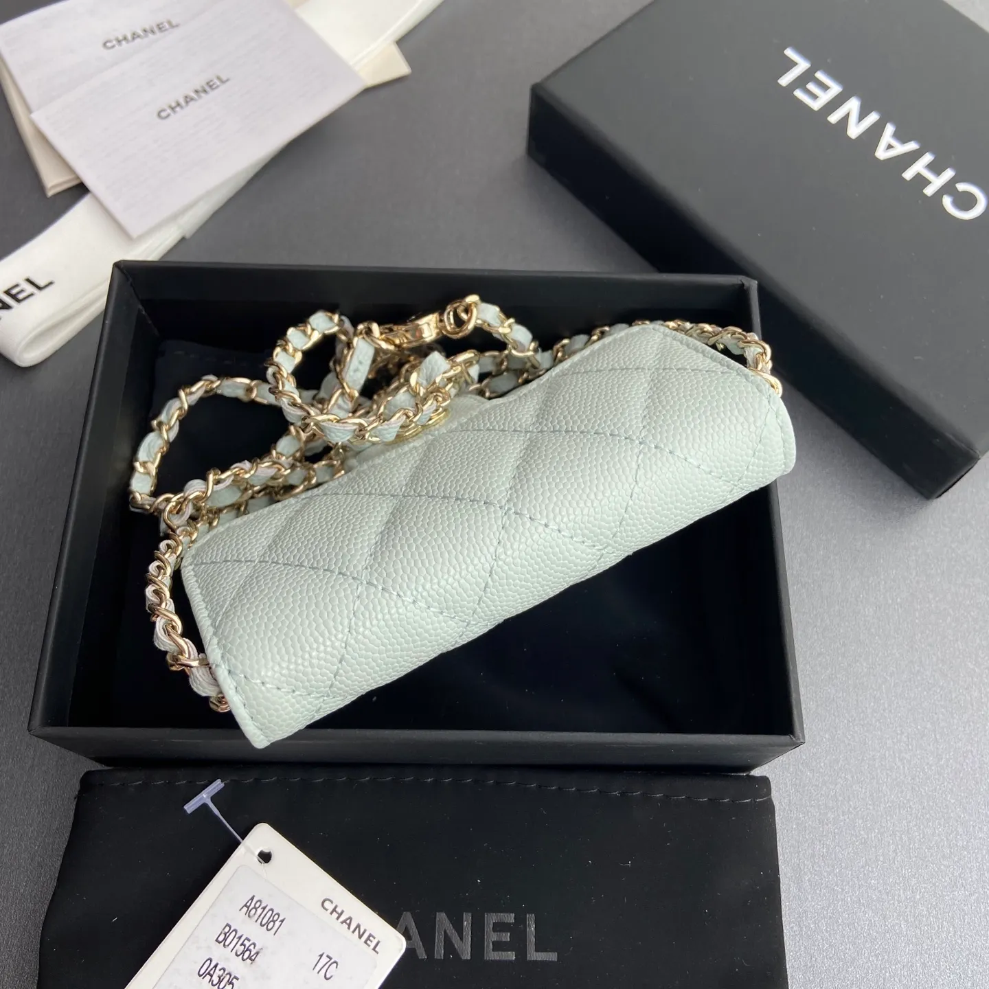 Xiaoxiang imported Italian grain cowhide Item number: A81081 (chain small card holder) Price: 420 Size: w11×h7cm Color: light blue fine ball pattern gold steel mark hardware
