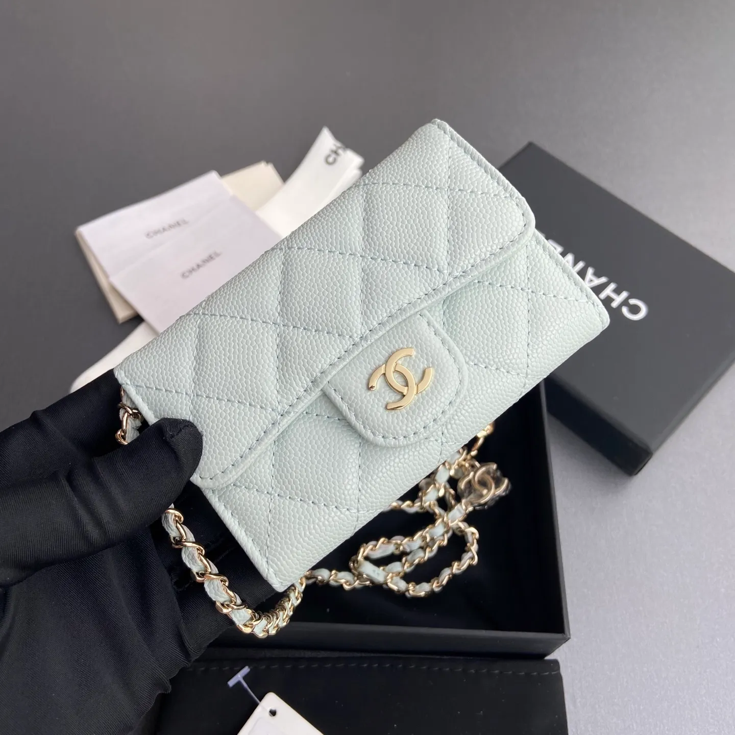 Xiaoxiang imported Italian grain cowhide Item number: A81081 (chain small card holder) Price: 420 Size: w11×h7cm Color: light blue fine ball pattern gold steel mark hardware