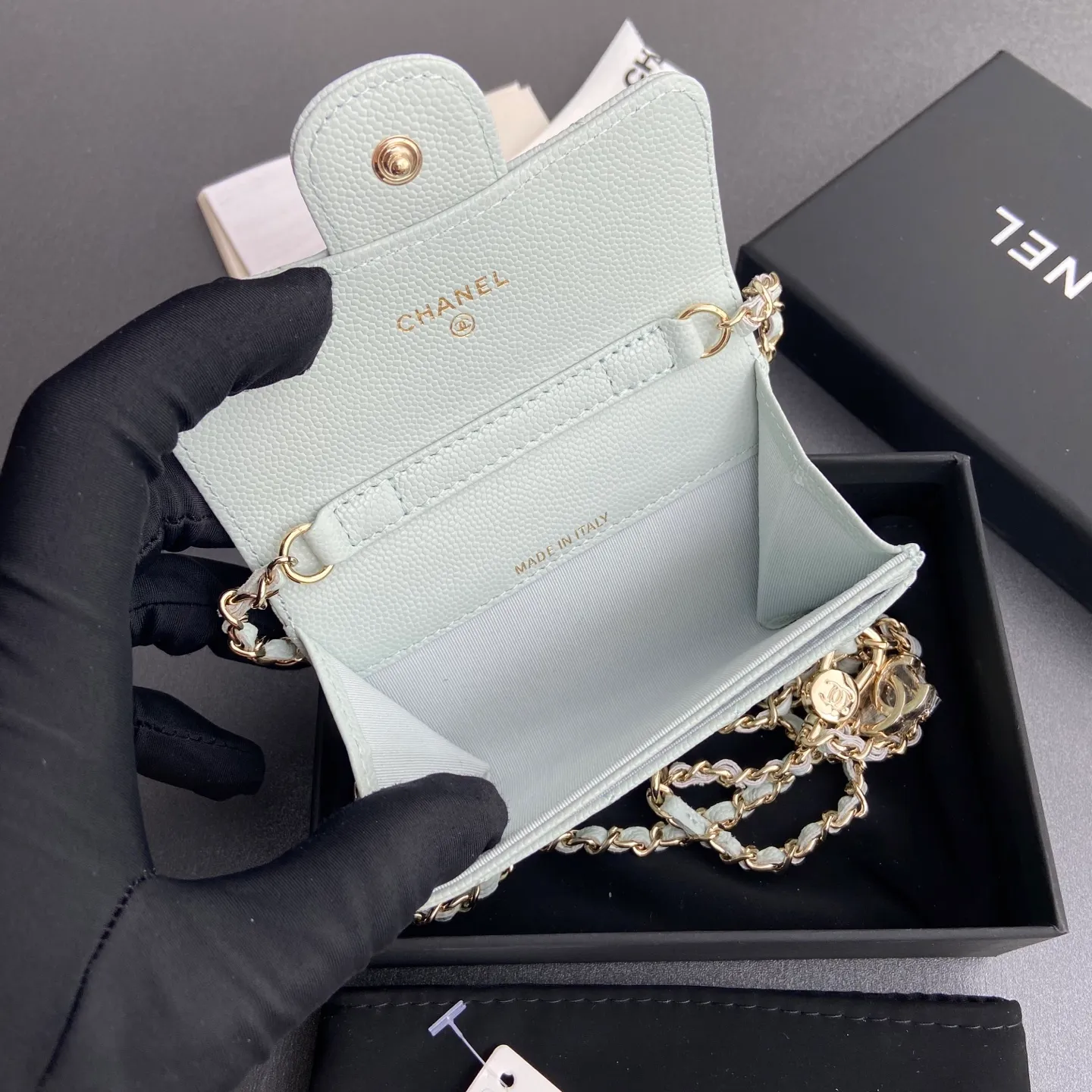 Xiaoxiang imported Italian grain cowhide Item number: A81081 (chain small card holder) Price: 420 Size: w11×h7cm Color: light blue fine ball pattern gold steel mark hardware