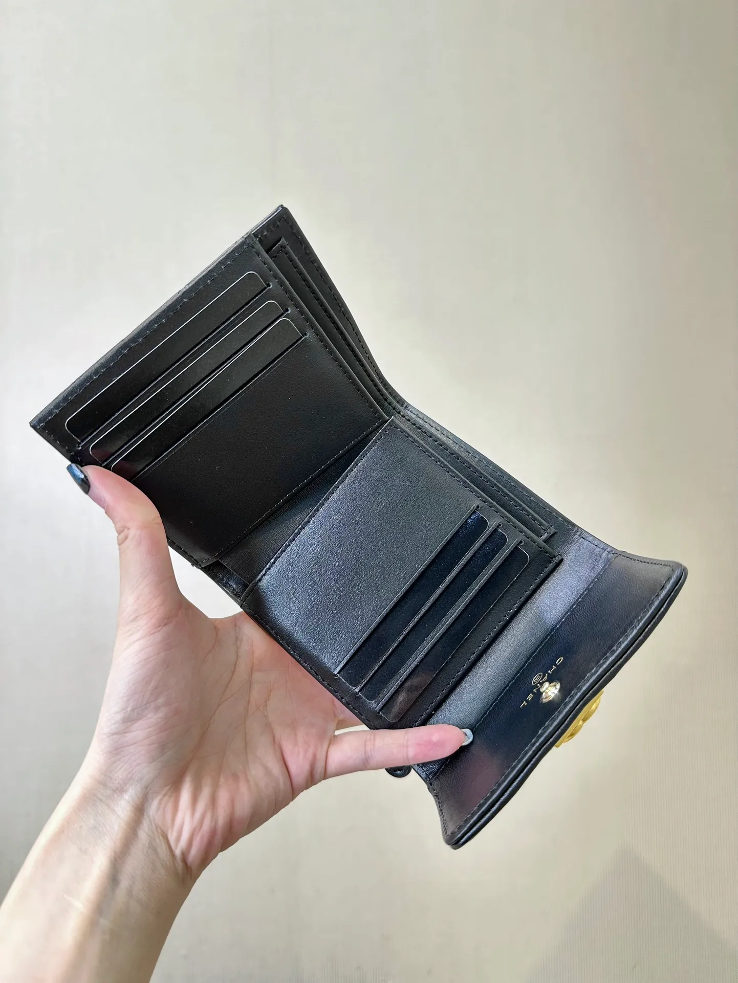 80734 The inner details and the wiring of the wallet are very particular, and only a dedicated machine can produce this effect! Even the machines that make big bags can’t do it!