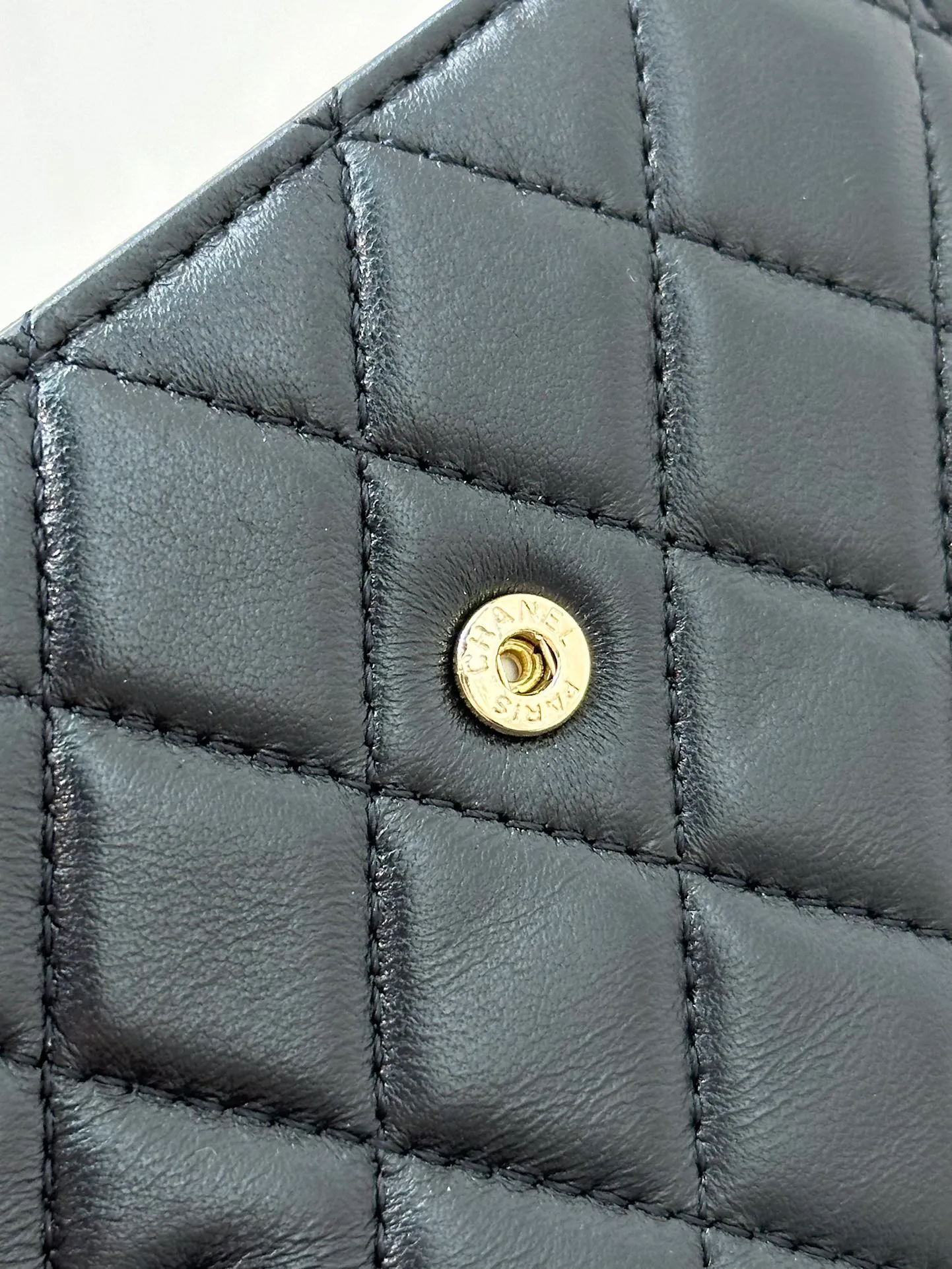 80734 The inner details and the wiring of the wallet are very particular, and only a dedicated machine can produce this effect! Even the machines that make big bags can’t do it!