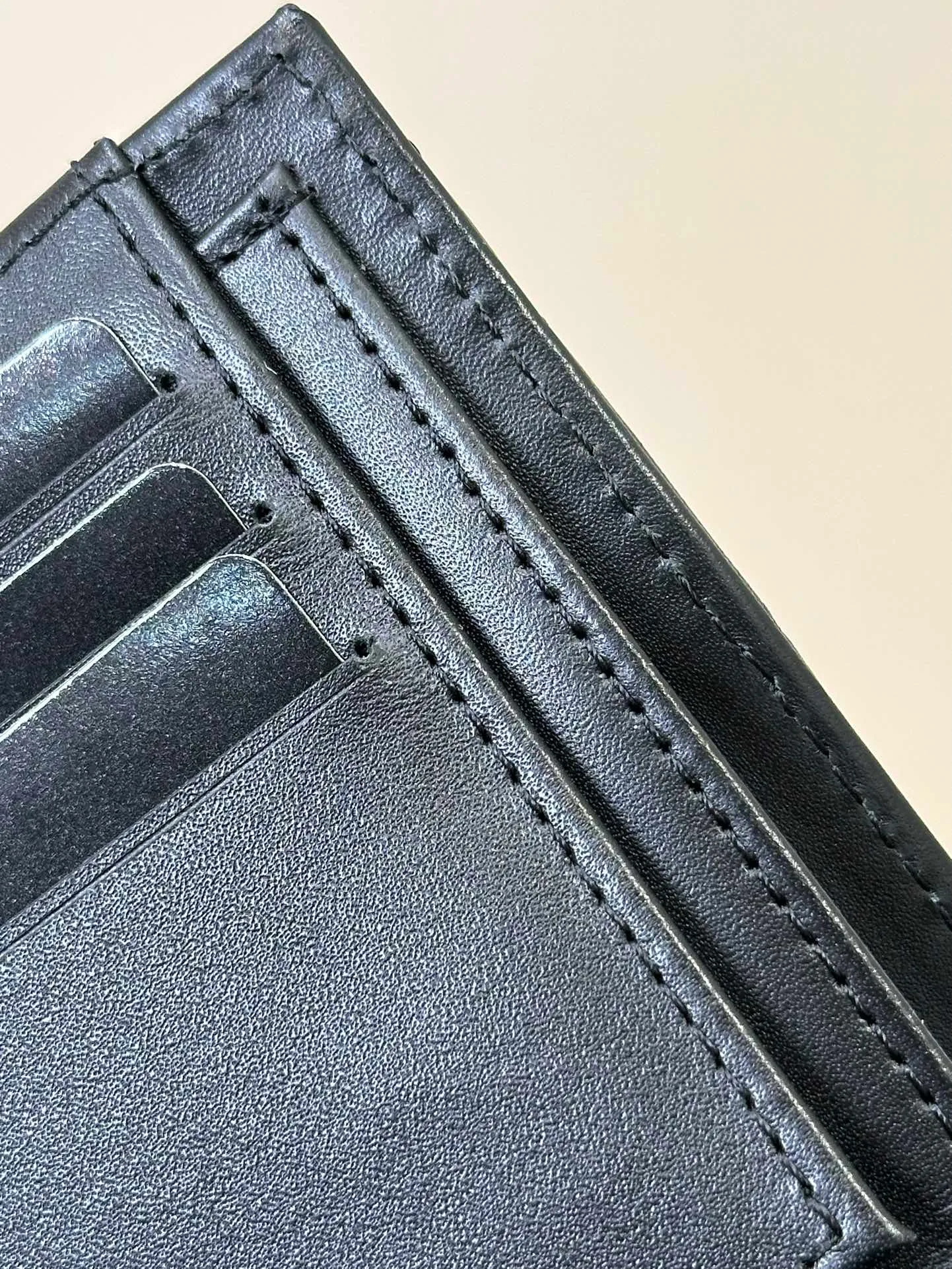 80734 The inner details and the wiring of the wallet are very particular, and only a dedicated machine can produce this effect! Even the machines that make big bags can’t do it!