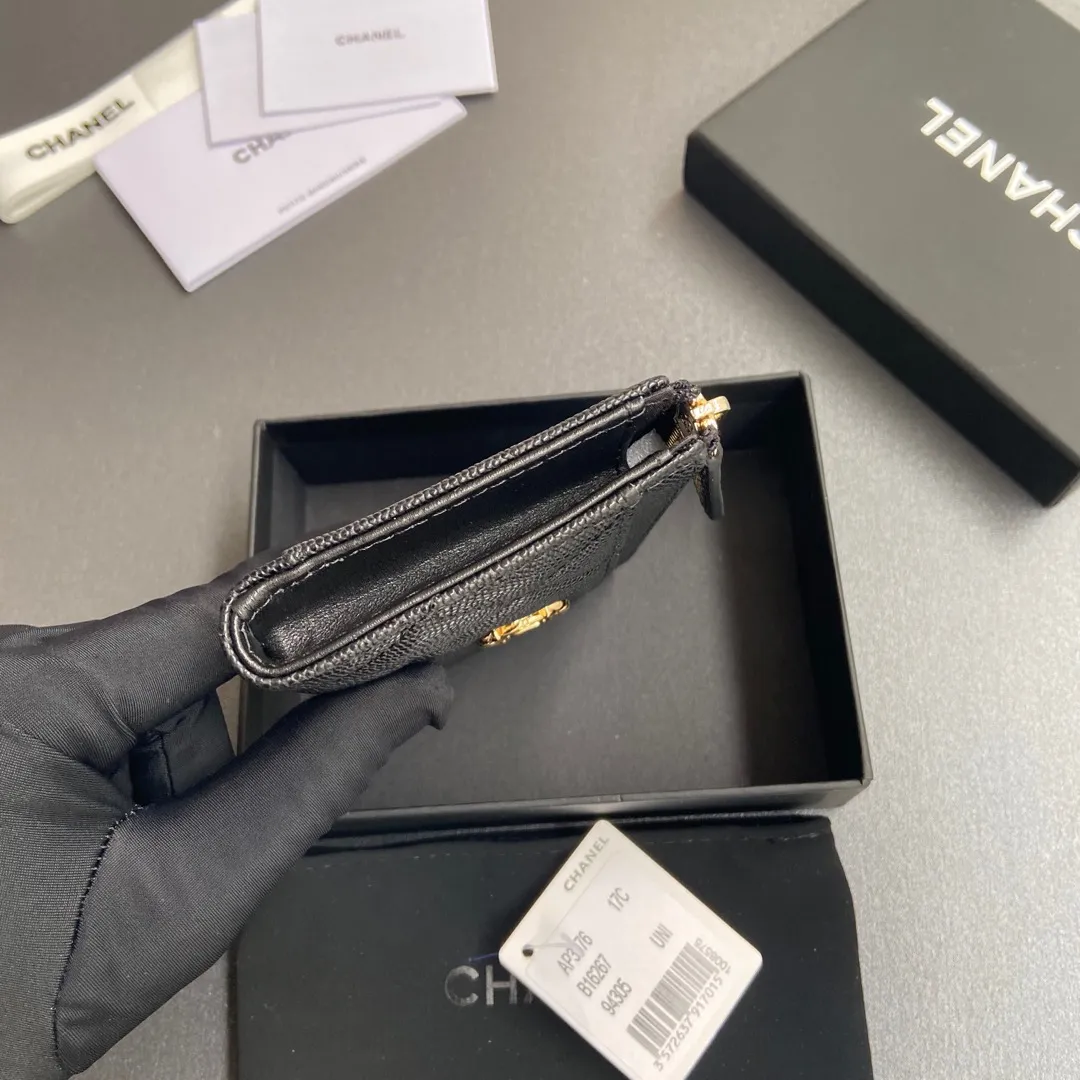 [Special grade hardware original leather] ¥340 Xiaoxiang small zipper bag card holder series Quilted card holder with iconic metal logo Gold tone metal hardware, special Italian imported leather 6 card slots, 1 small zipper bag No.: 3976 Black fine ball gold Size: w13×h9×2cm