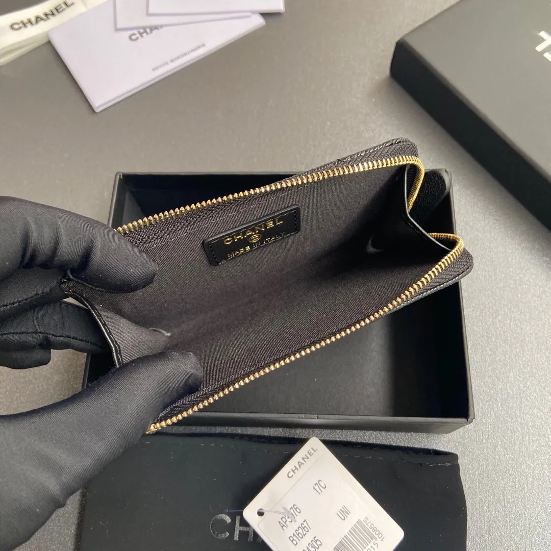 [Special grade hardware original leather] ¥340 Xiaoxiang small zipper bag card holder series Quilted card holder with iconic metal logo Gold tone metal hardware, special Italian imported leather 6 card slots, 1 small zipper bag No.: 3976 Black fine ball gold Size: w13×h9×2cm