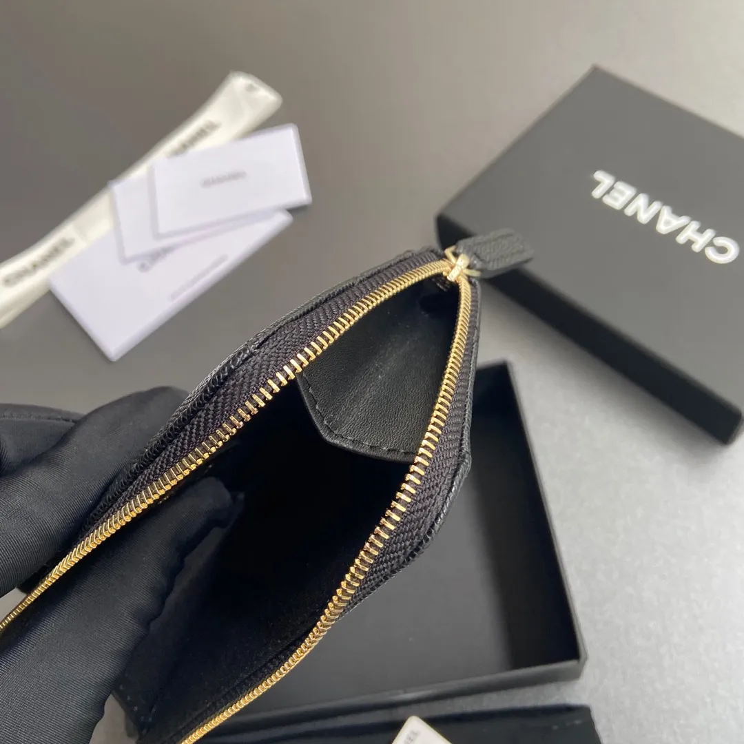 [Special grade hardware original leather] ¥340 Xiaoxiang small zipper bag card holder series Quilted card holder with iconic metal logo Gold tone metal hardware, special Italian imported leather 6 card slots, 1 small zipper bag No.: 3976 Black fine ball gold Size: w13×h9×2cm