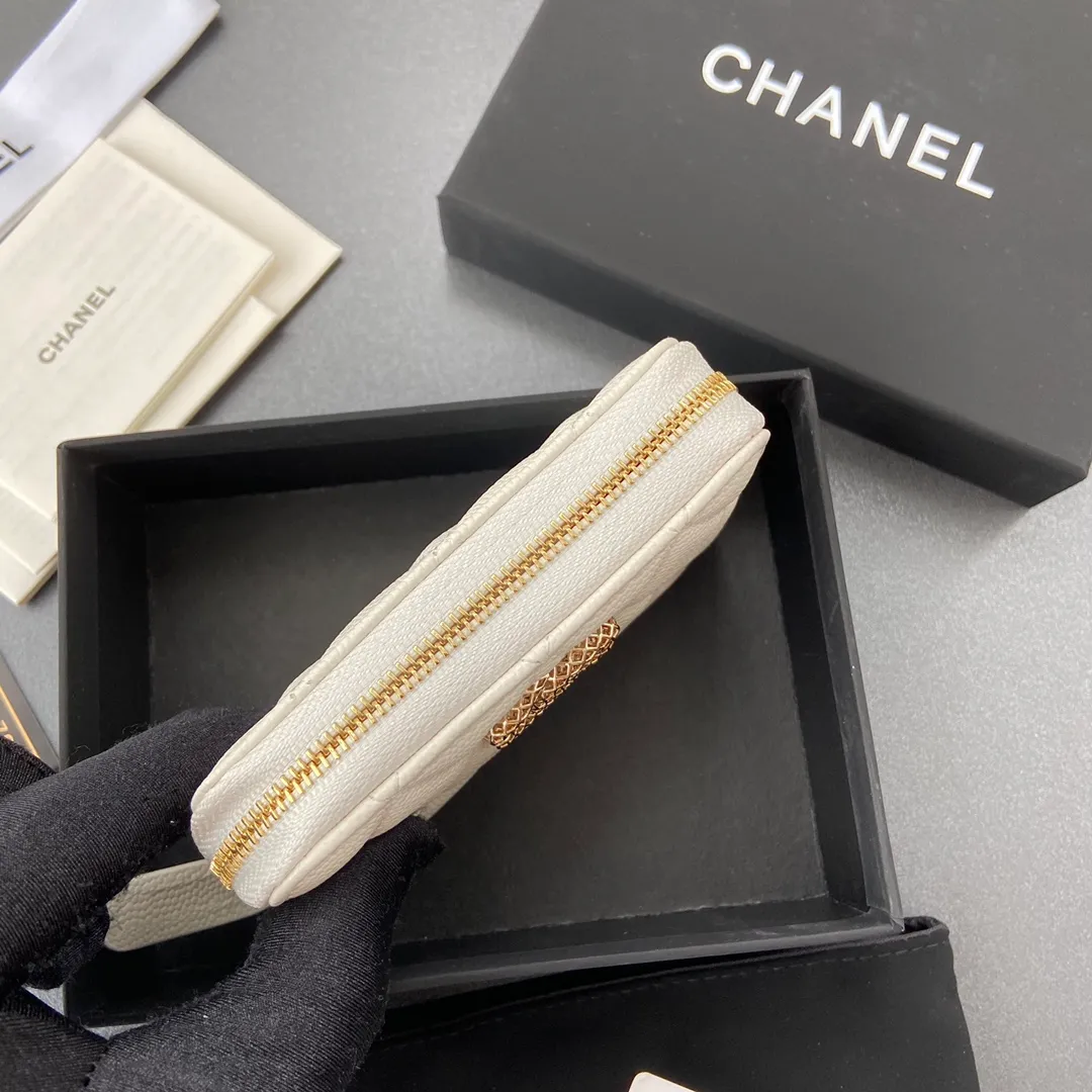 320💰Xiaoxiang imported Italian grained calfskin Item No.: A3185 Size: W11×H7.5×2cm Color: White ball-grained leather with golden steel mark Usage: Small zipper bag