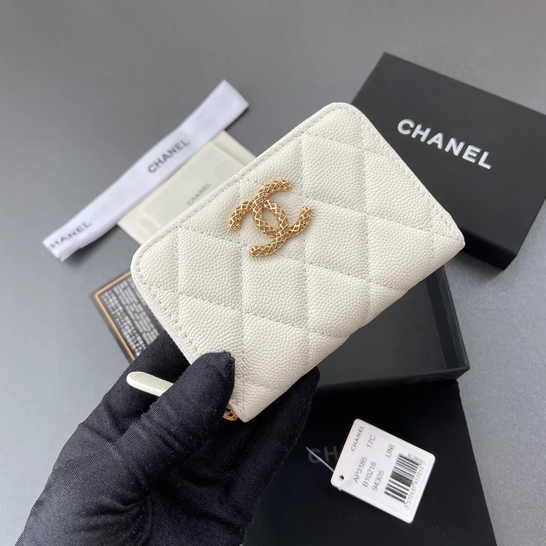 320💰Xiaoxiang imported Italian grained calfskin Item No.: A3185 Size: W11×H7.5×2cm Color: White ball-grained leather with golden steel mark Usage: Small zipper bag
