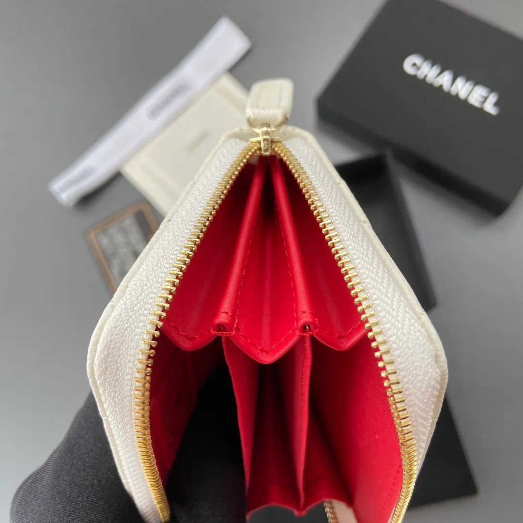 320💰Xiaoxiang imported Italian grained calfskin Item No.: A3185 Size: W11×H7.5×2cm Color: White ball-grained leather with golden steel mark Usage: Small zipper bag