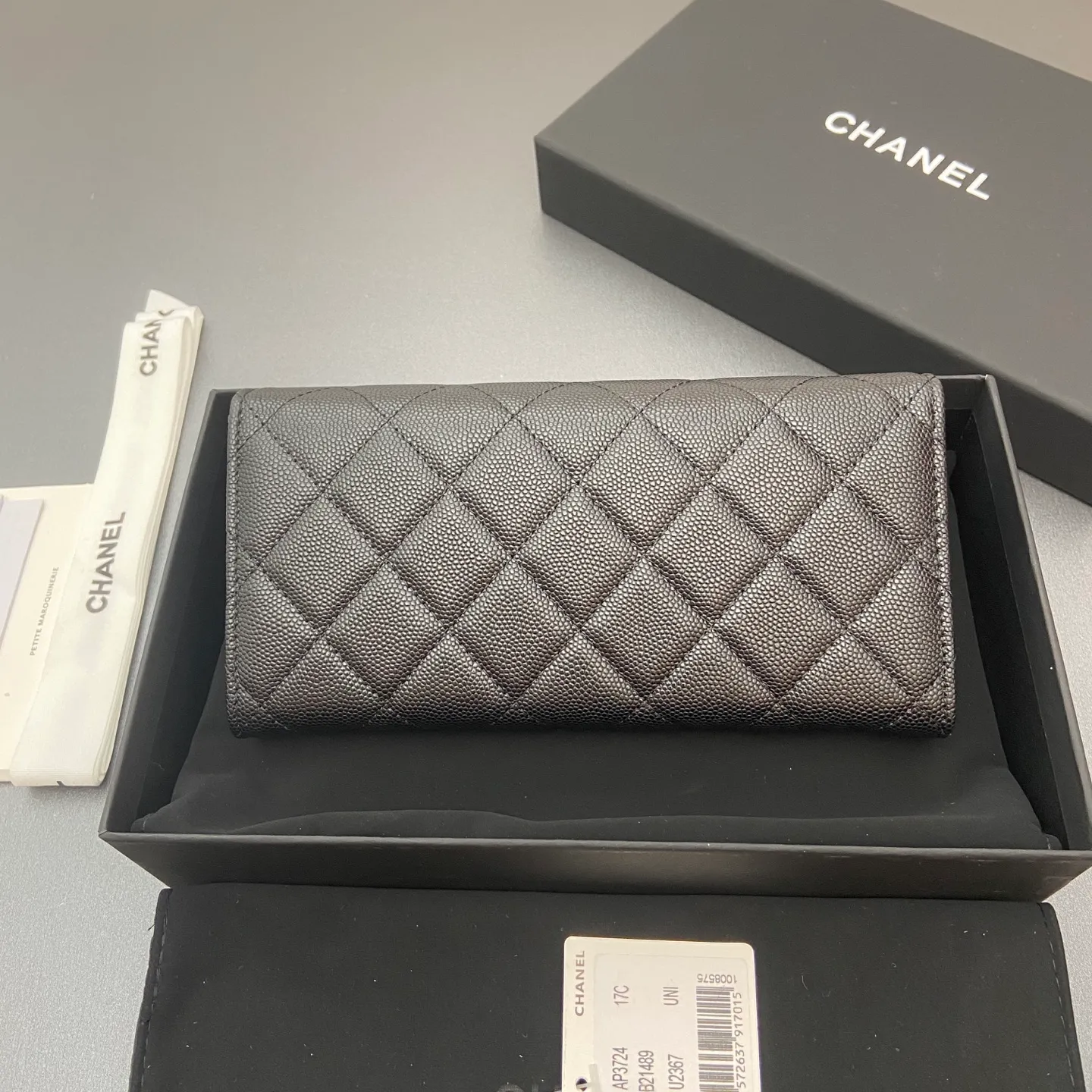 25b new series caviar cowhide with stars ⭐logo shiny blingblibg~ flip long clip wallet series black fine ball pattern silver star hardware 12 card slots, two banknote compartments two compartments, 1 zipper bag Price: 250 No.: 3724 Size: w19×h10×d3cm
