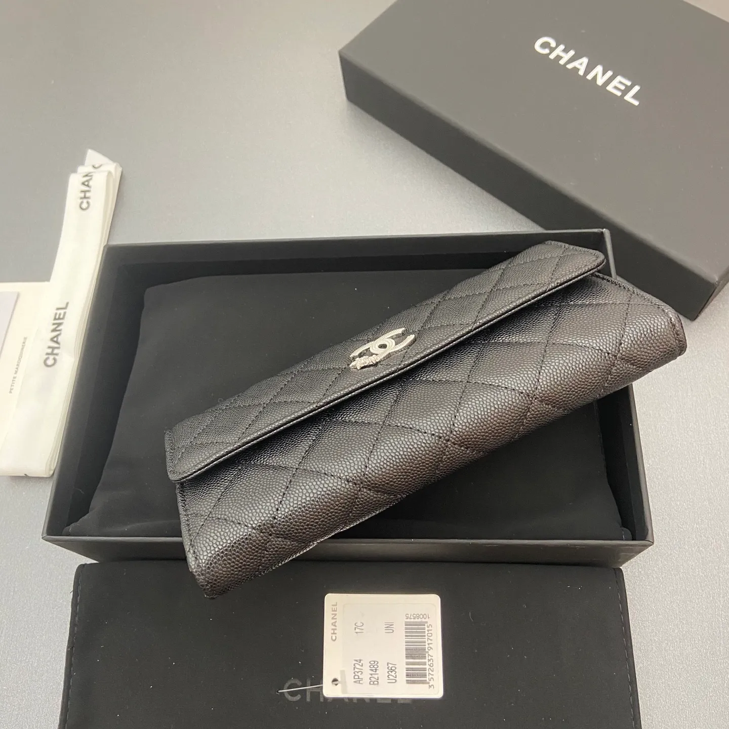 25b new series caviar cowhide with stars ⭐logo shiny blingblibg~ flip long clip wallet series black fine ball pattern silver star hardware 12 card slots, two banknote compartments two compartments, 1 zipper bag Price: 250 No.: 3724 Size: w19×h10×d3cm
