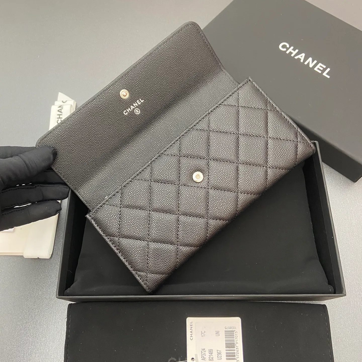 25b new series caviar cowhide with stars ⭐logo shiny blingblibg~ flip long clip wallet series black fine ball pattern silver star hardware 12 card slots, two banknote compartments two compartments, 1 zipper bag Price: 250 No.: 3724 Size: w19×h10×d3cm