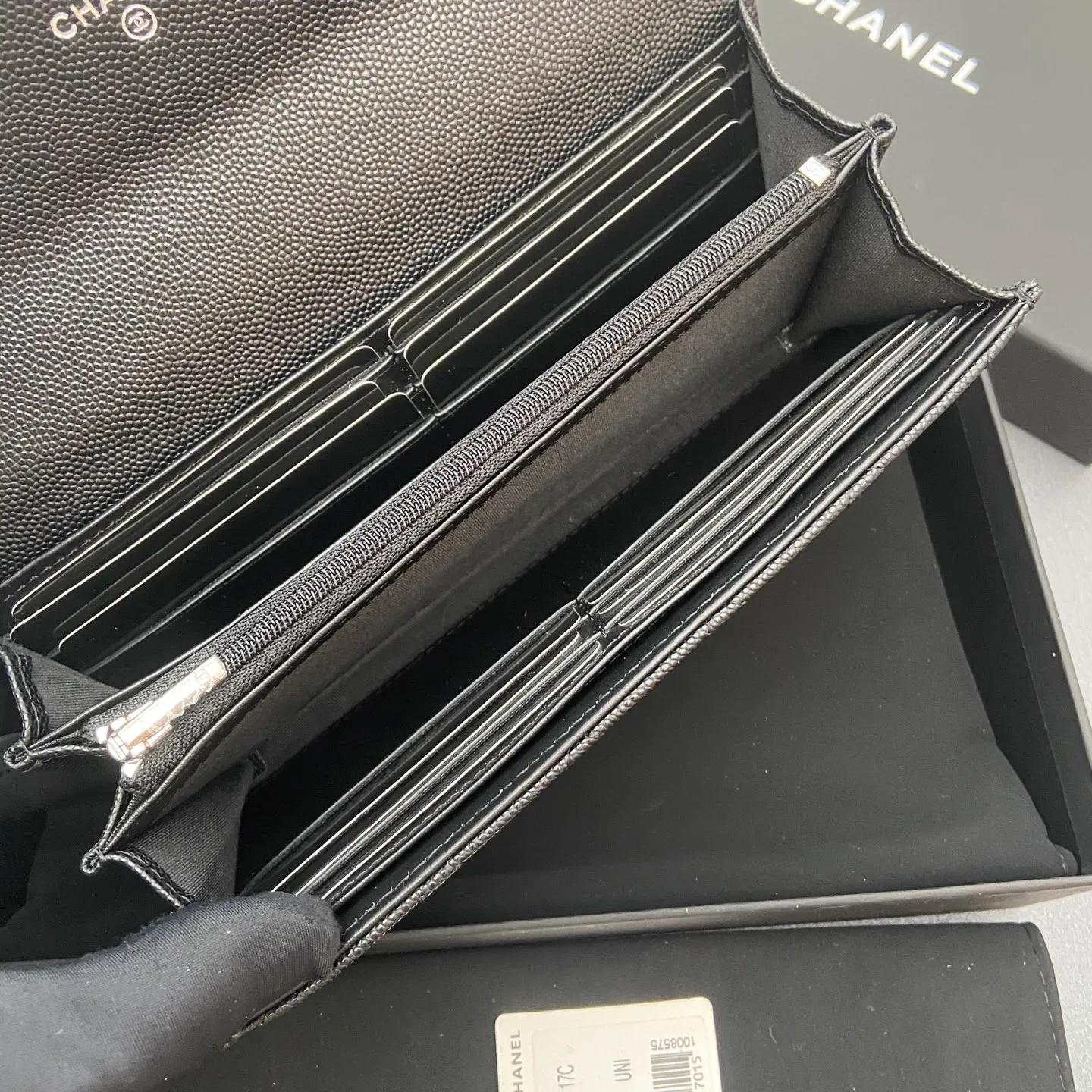 25b new series caviar cowhide with stars ⭐logo shiny blingblibg~ flip long clip wallet series black fine ball pattern silver star hardware 12 card slots, two banknote compartments two compartments, 1 zipper bag Price: 250 No.: 3724 Size: w19×h10×d3cm