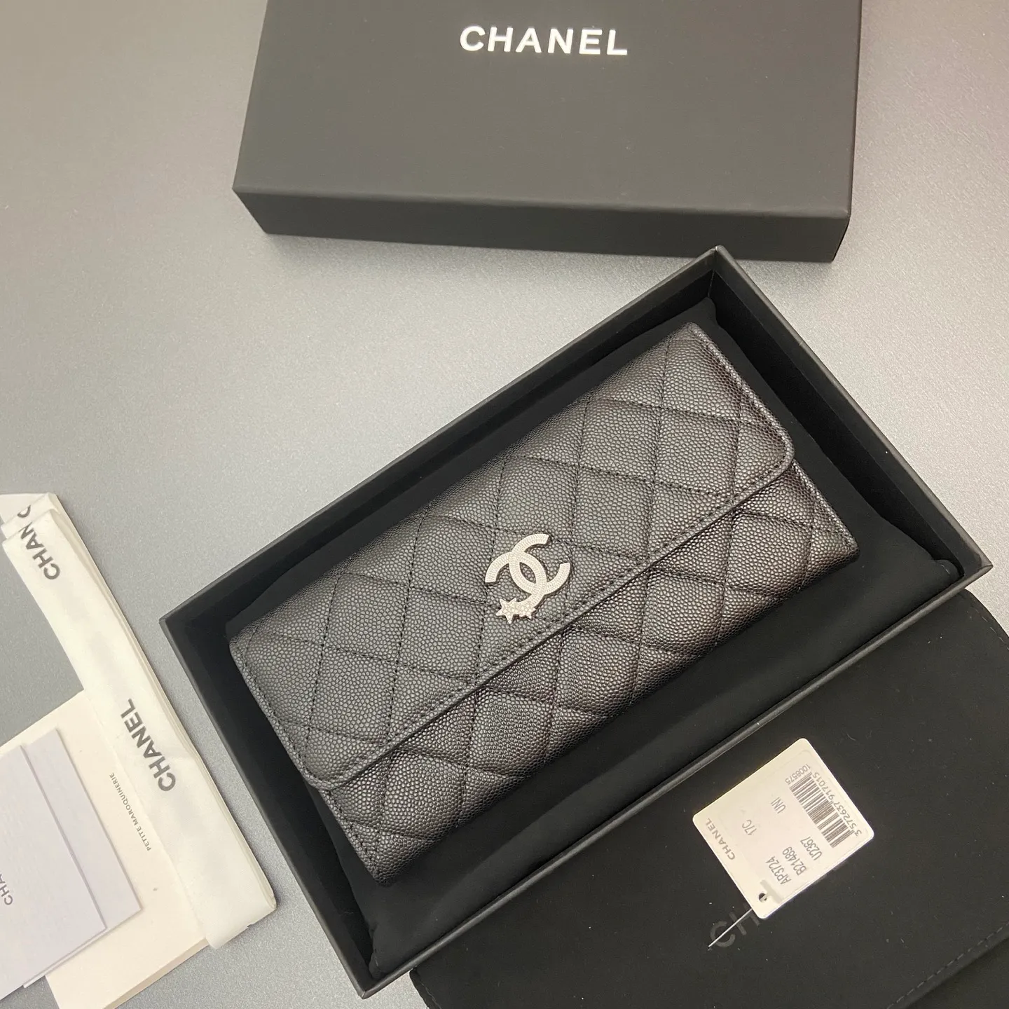 25b new series caviar cowhide with stars ⭐logo shiny blingblibg~ flip long clip wallet series black fine ball pattern silver star hardware 12 card slots, two banknote compartments two compartments, 1 zipper bag Price: 250 No.: 3724 Size: w19×h10×d3cm
