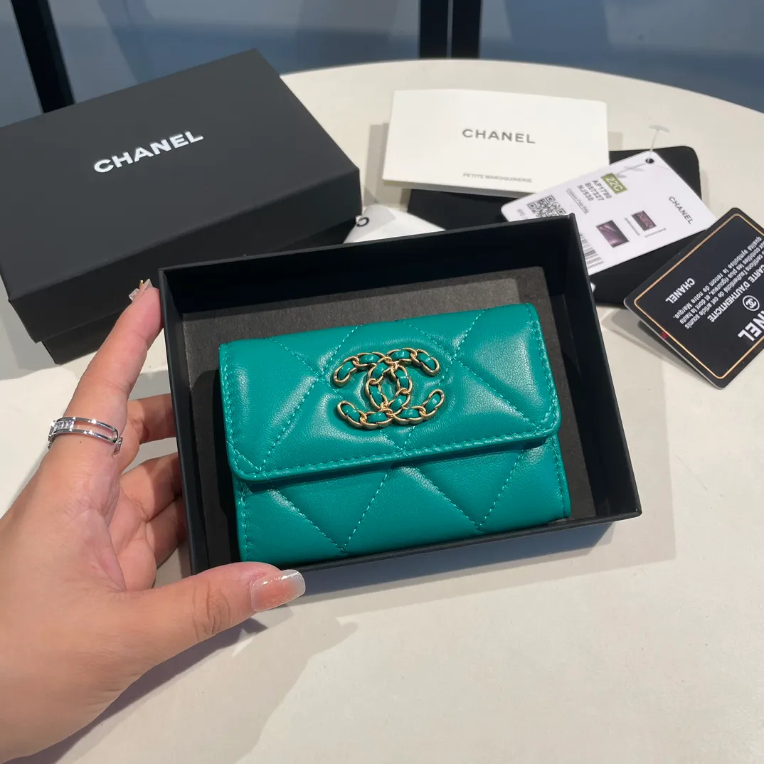 💰300😊Upgraded version💋🆕Ohanel new color🆕The latest hijab card holder, the texture of goatskin is invincible 😼The 19 series that is mainly promoted this season is the big rhombus, with a strong retro style👝Is there anyone who wants to buy each color🧸 The logo is eye-catching and unique, the goatskin has a faint luster, and the temperament instantly ups and downs❣The fashionable style and style are also co-created by Karl and Viard. The first series launched by the new artistic director will be a key recommendation of the brand from this year to next year, conveying the essence of the brand, with a full set of packaging 1790🍃size: 8.5*11cm
