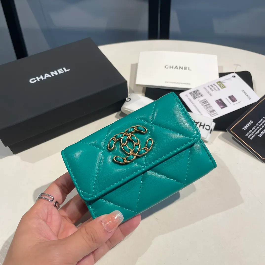 💰300😊Upgraded version💋🆕Ohanel new color🆕The latest hijab card holder, the texture of goatskin is invincible 😼The 19 series that is mainly promoted this season is the big rhombus, with a strong retro style👝Is there anyone who wants to buy each color🧸 The logo is eye-catching and unique, the goatskin has a faint luster, and the temperament instantly ups and downs❣The fashionable style and style are also co-created by Karl and Viard. The first series launched by the new artistic director will be a key recommendation of the brand from this year to next year, conveying the essence of the brand, with a full set of packaging 1790🍃size: 8.5*11cm
