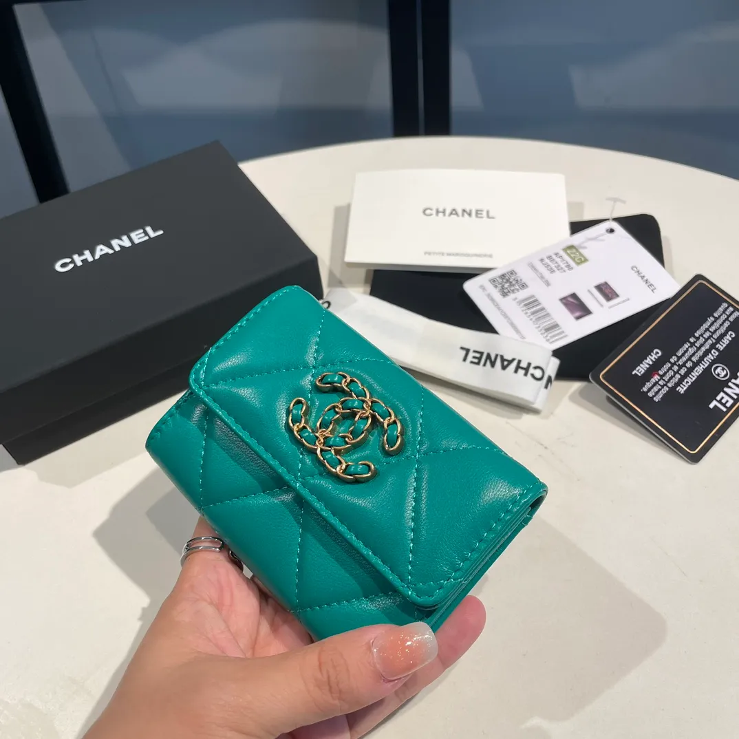 💰300😊Upgraded version💋🆕Ohanel new color🆕The latest hijab card holder, the texture of goatskin is invincible 😼The 19 series that is mainly promoted this season is the big rhombus, with a strong retro style👝Is there anyone who wants to buy each color🧸 The logo is eye-catching and unique, the goatskin has a faint luster, and the temperament instantly ups and downs❣The fashionable style and style are also co-created by Karl and Viard. The first series launched by the new artistic director will be a key recommendation of the brand from this year to next year, conveying the essence of the brand, with a full set of packaging 1790🍃size: 8.5*11cm