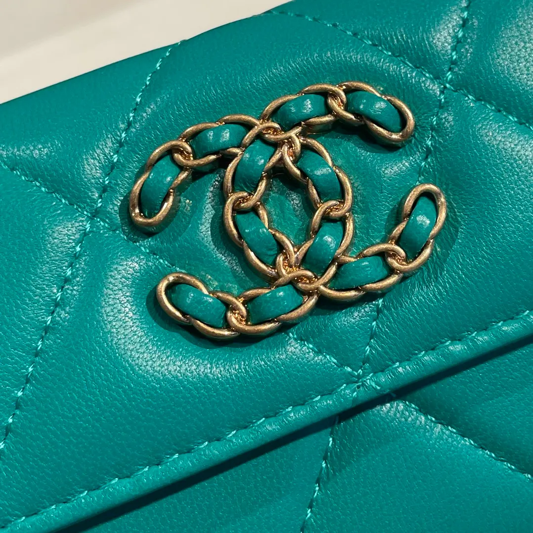 💰300😊Upgraded version💋🆕Ohanel new color🆕The latest hijab card holder, the texture of goatskin is invincible 😼The 19 series that is mainly promoted this season is the big rhombus, with a strong retro style👝Is there anyone who wants to buy each color🧸 The logo is eye-catching and unique, the goatskin has a faint luster, and the temperament instantly ups and downs❣The fashionable style and style are also co-created by Karl and Viard. The first series launched by the new artistic director will be a key recommendation of the brand from this year to next year, conveying the essence of the brand, with a full set of packaging 1790🍃size: 8.5*11cm