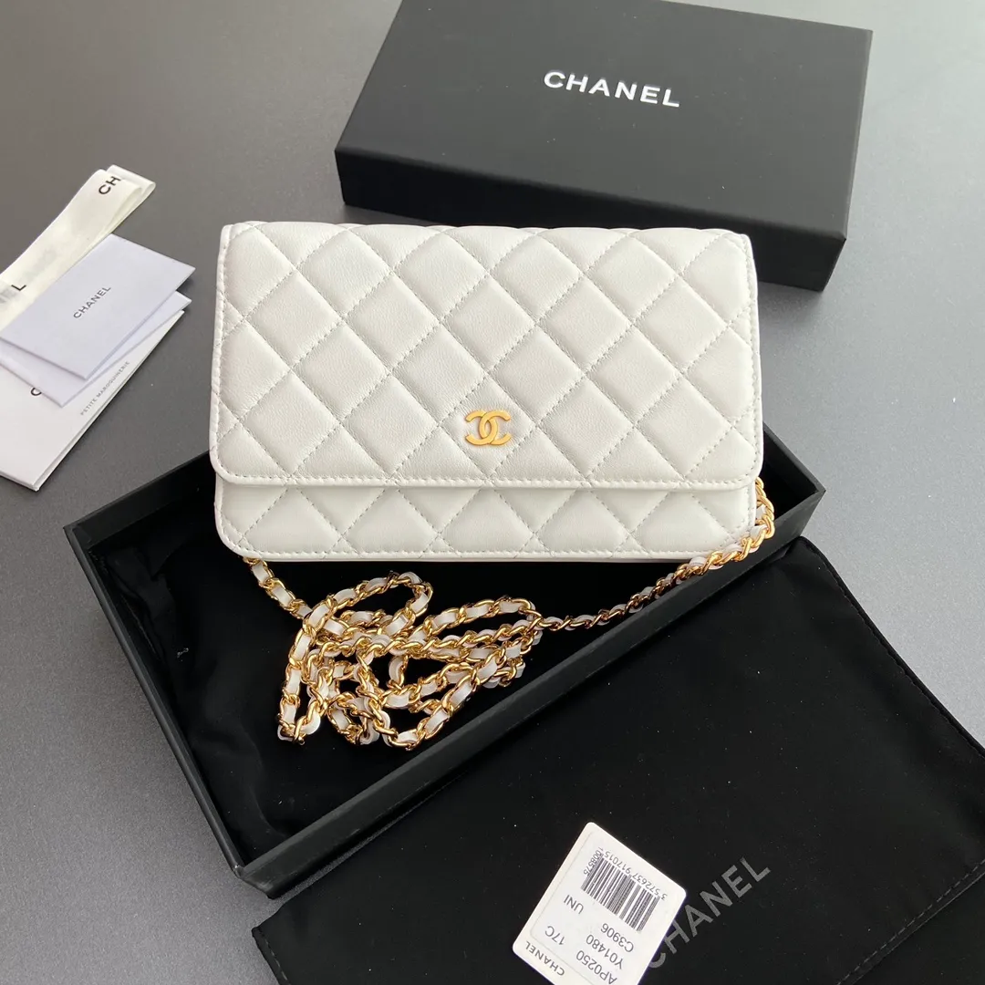 Xiaoxiang imported Italian lambskin Item number: A0250 💰: 640 Size: w20×h13×d3.5cm Color: white sheepskin gold steel mark