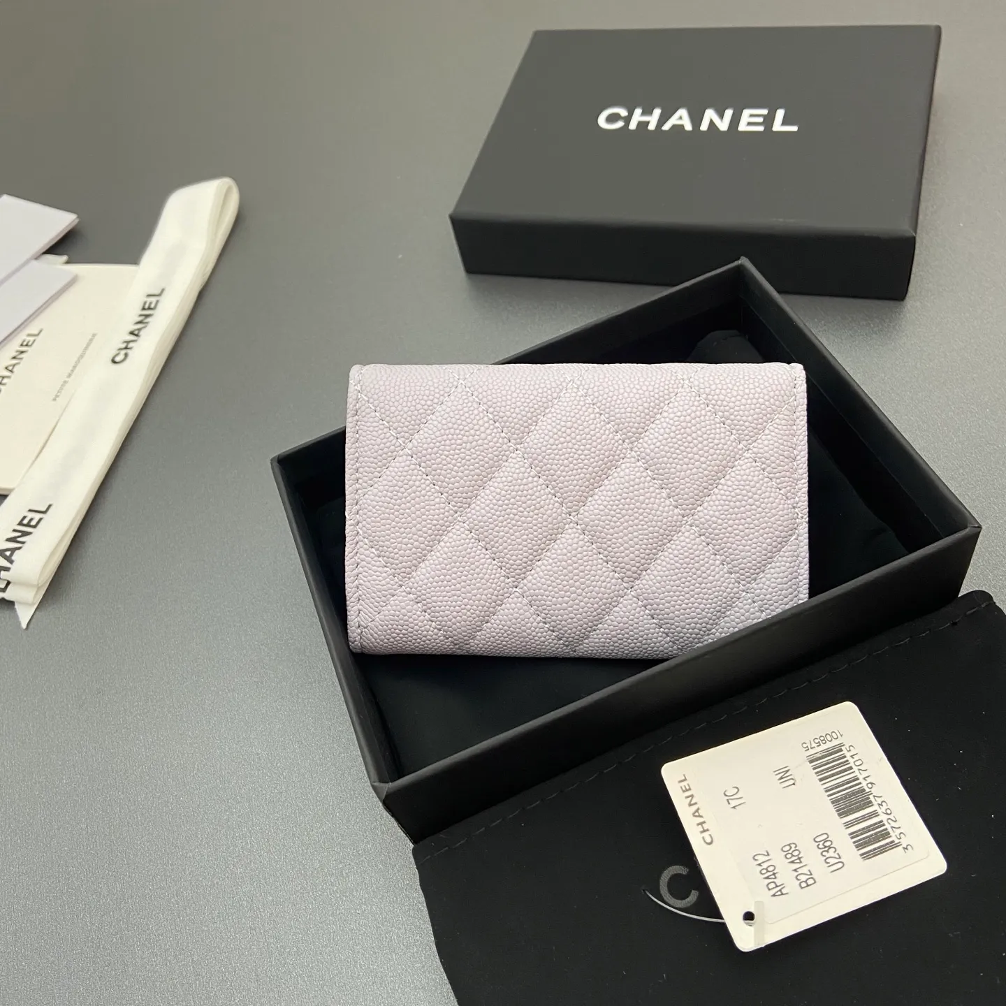 25b new series caviar cowhide with stars ⭐logo shiny blingblibg~card holder series item number: A 4812 price: 340 size: w11×h7cm color: light purple fine ball pattern silver star hardware