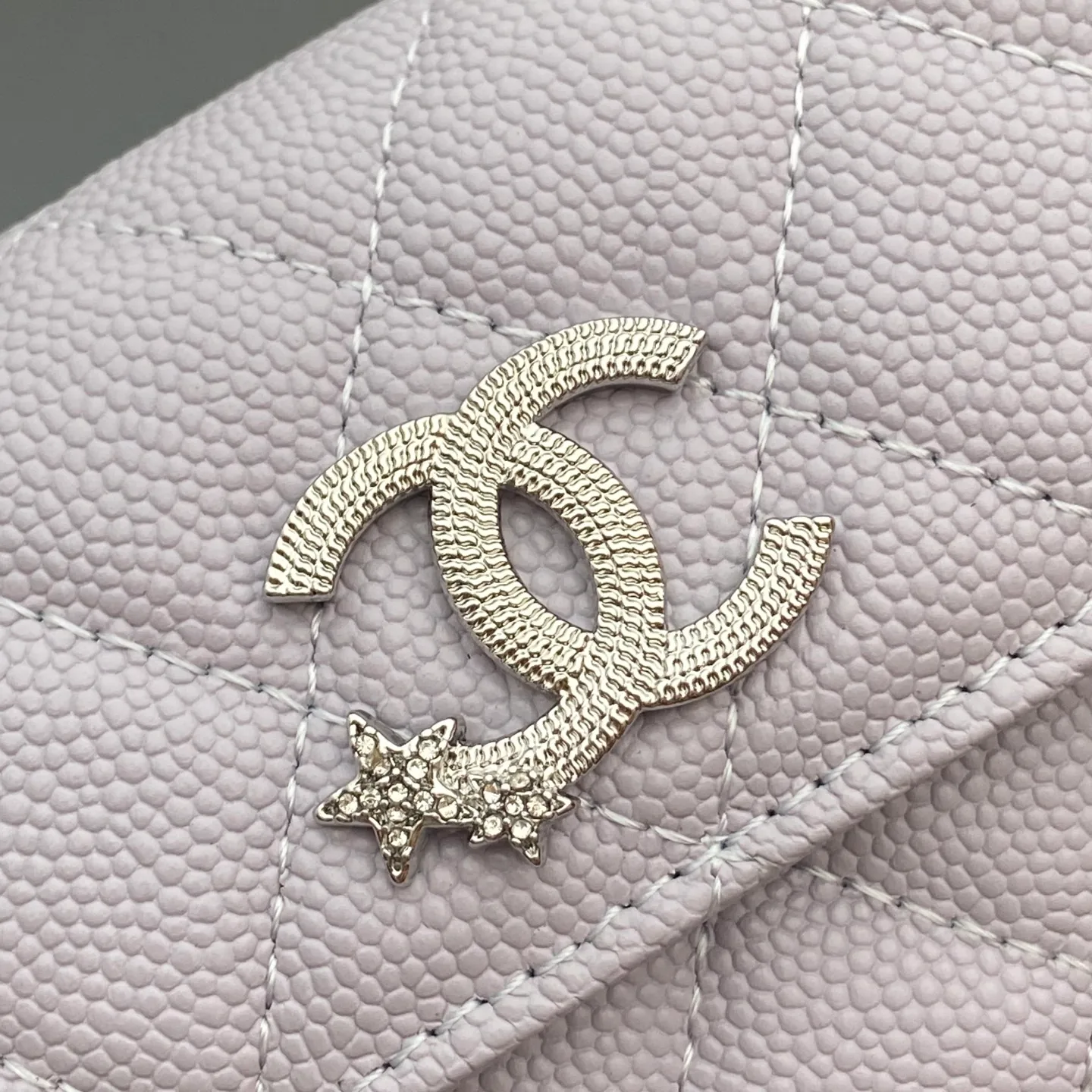 25b new series caviar cowhide with stars ⭐logo shiny blingblibg~card holder series item number: A 4812 price: 340 size: w11×h7cm color: light purple fine ball pattern silver star hardware