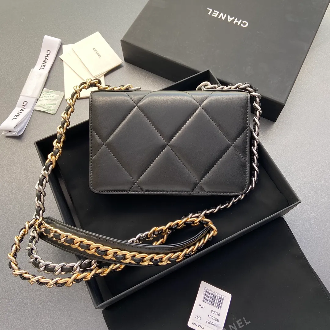 Xiaoxiang imported Italian leather Item number: 3267 💰: 900 Size: w19.5×h13.5×d3.5cm Color: black sheepskin silver hardware