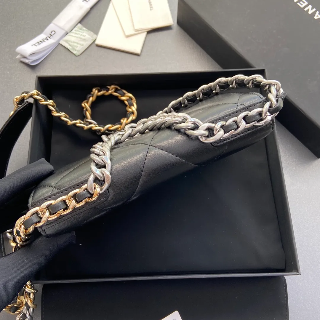 Xiaoxiang imported Italian leather Item number: 3267 💰: 900 Size: w19.5×h13.5×d3.5cm Color: black sheepskin silver hardware