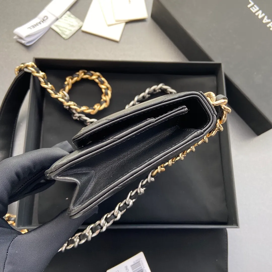 Xiaoxiang imported Italian leather Item number: 3267 💰: 900 Size: w19.5×h13.5×d3.5cm Color: black sheepskin silver hardware