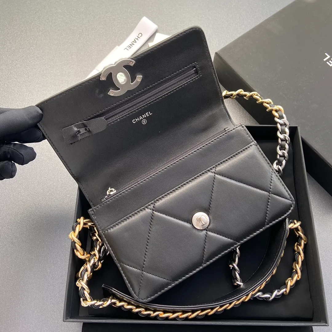 Xiaoxiang imported Italian leather Item number: 3267 💰: 900 Size: w19.5×h13.5×d3.5cm Color: black sheepskin silver hardware